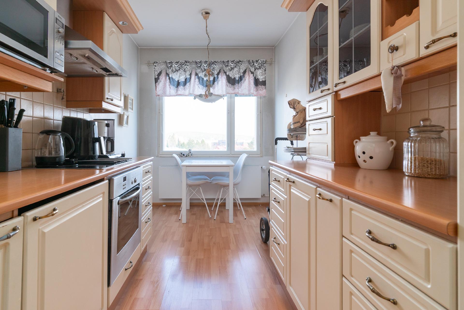 Keittiössä runsaasti kaappitilaa