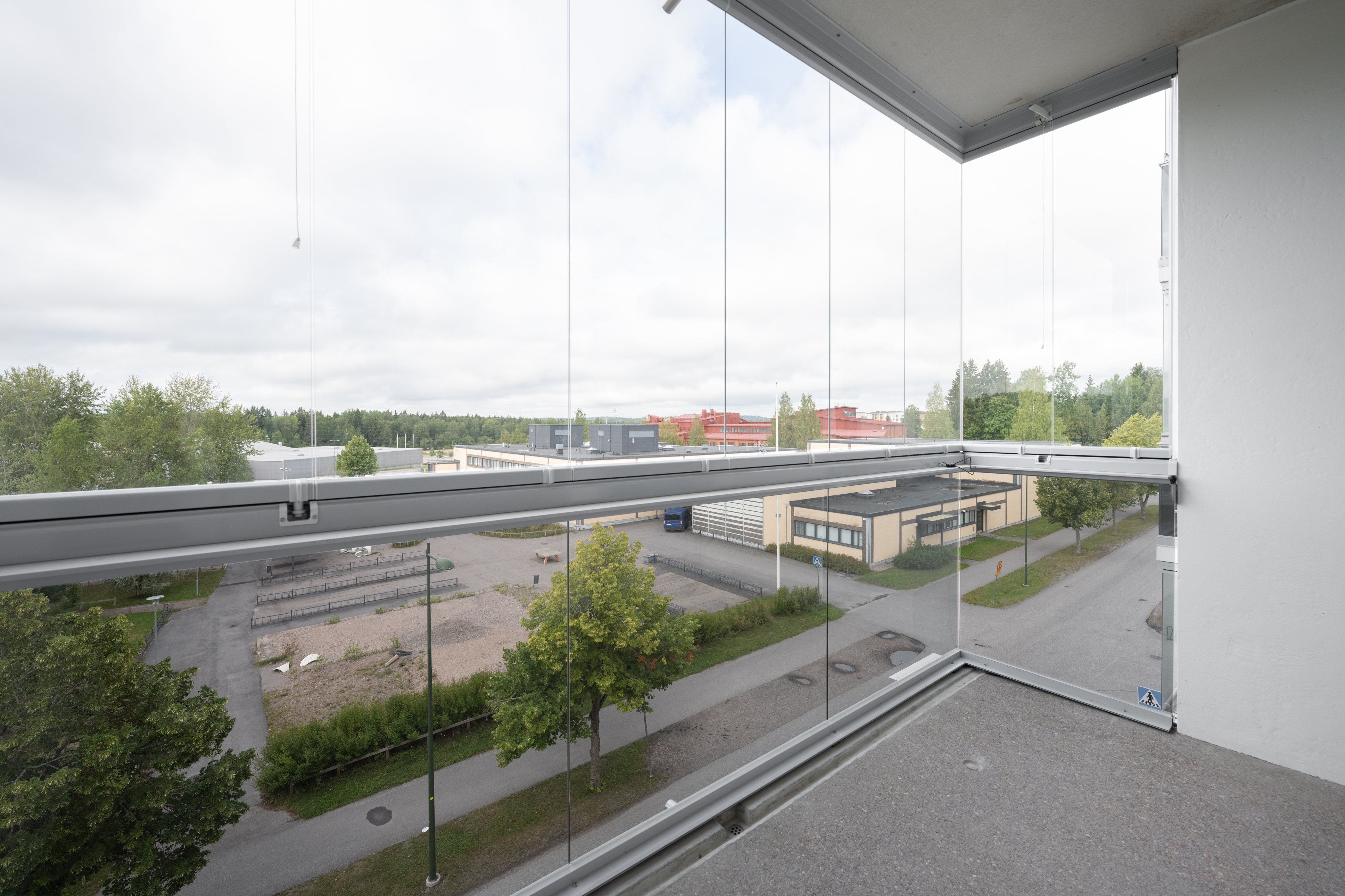 kuvat vastaavanlaisesta asunnosta peilikuvana