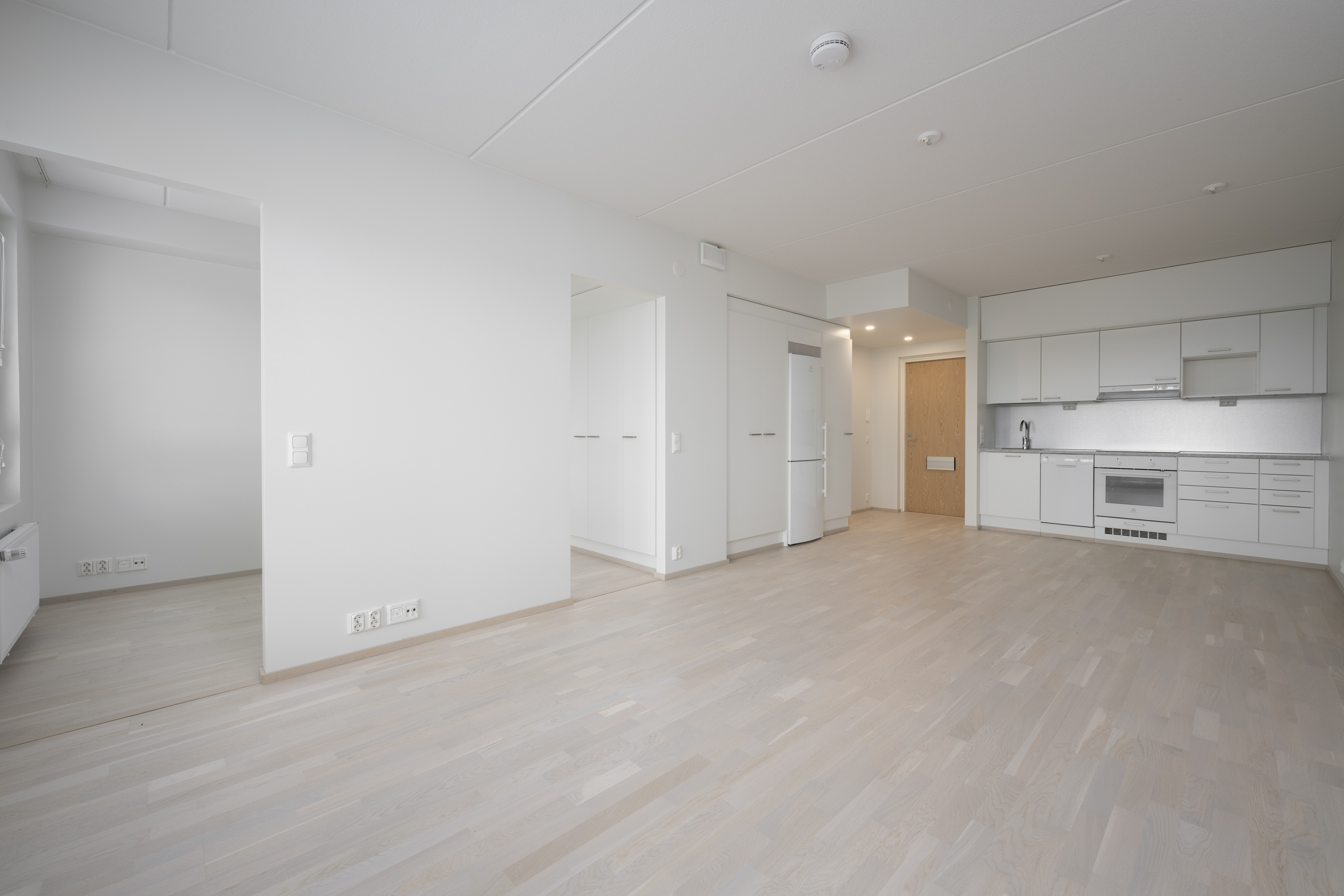 kuvat vastaavanlaisesta asunnosta peilikuvana