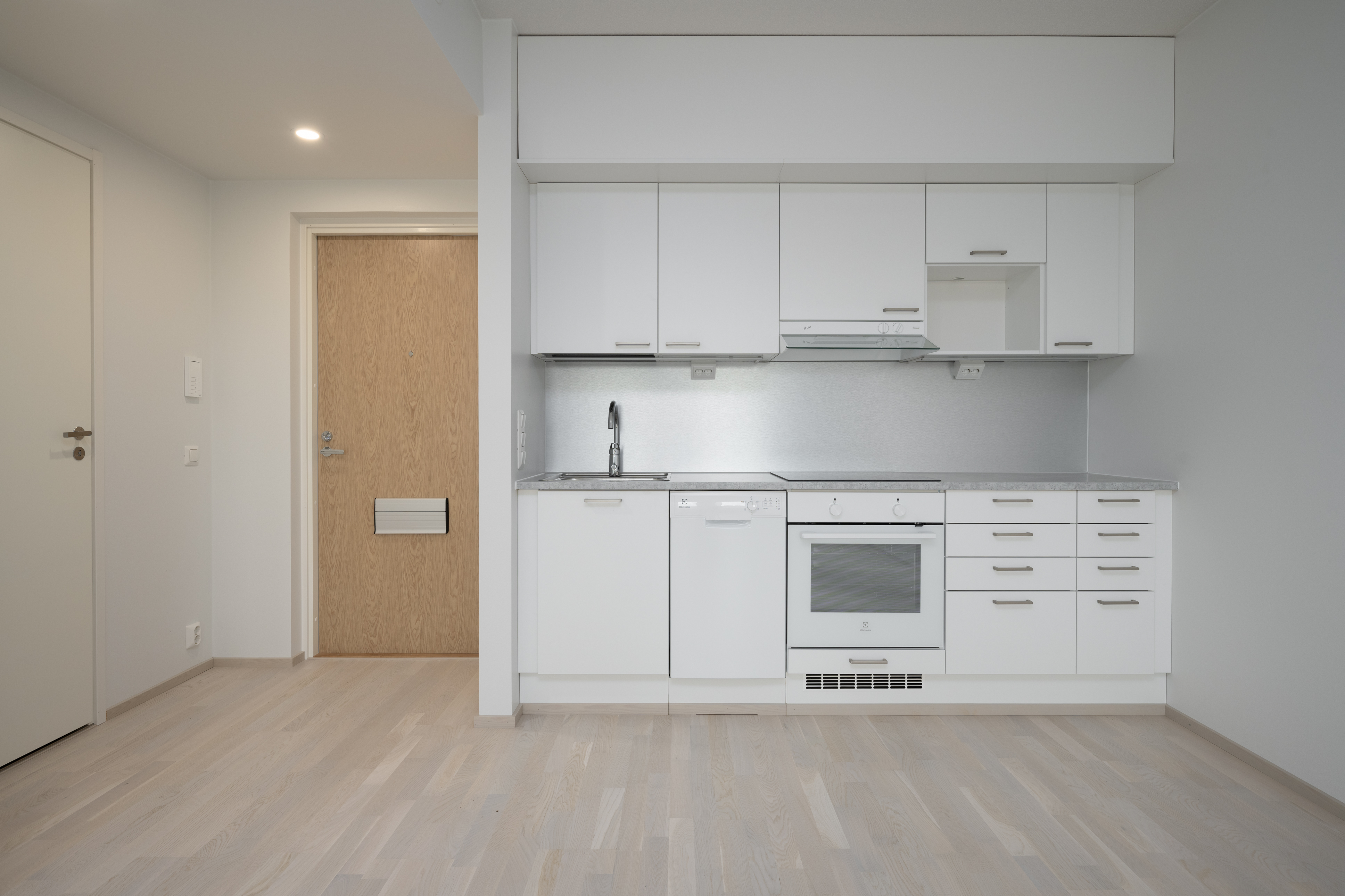 kuvat vastaavanlaisesta asunnosta peilikuvana