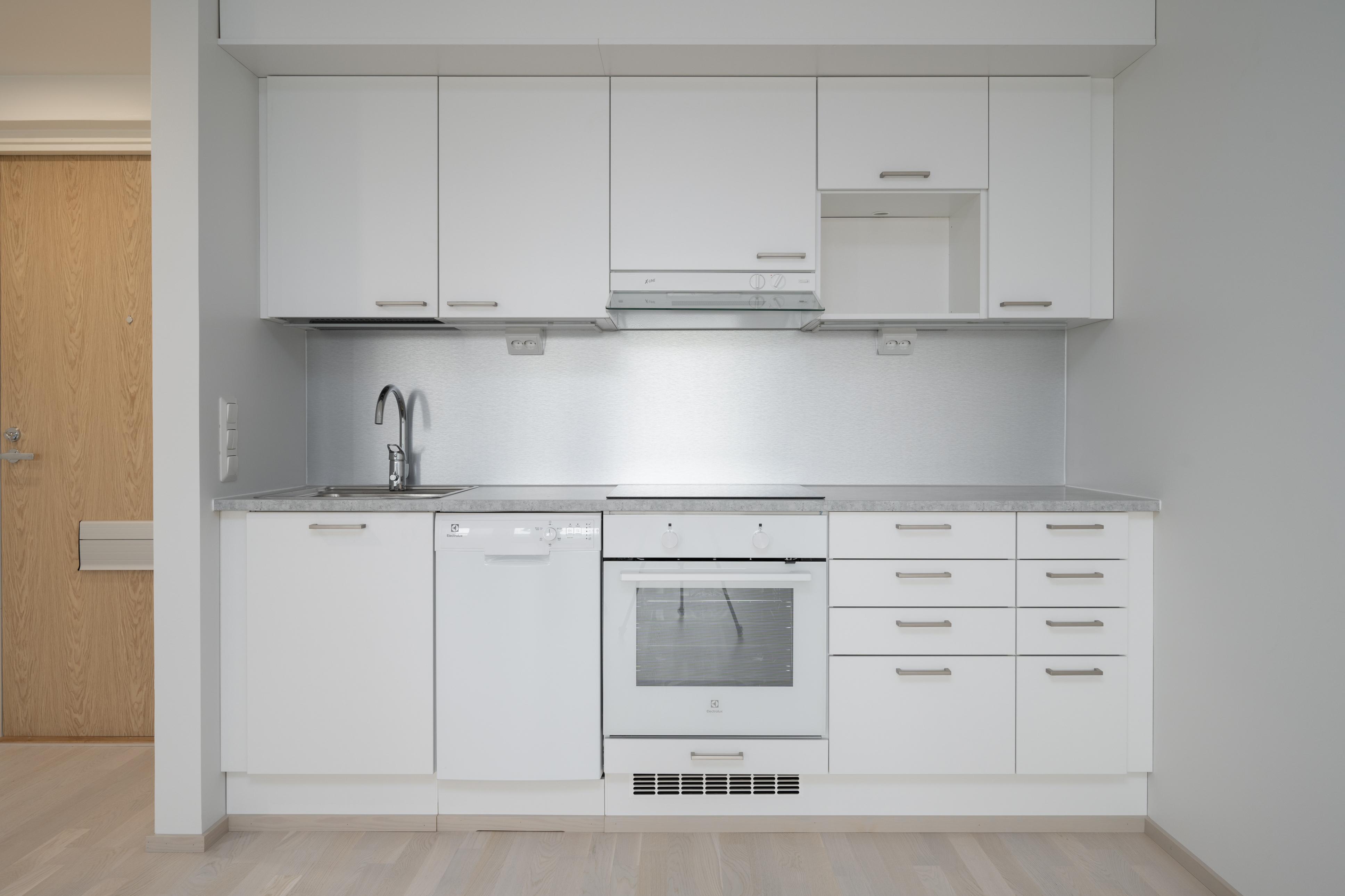 kuvat vastaavanlaisesta asunnosta peilikuvana