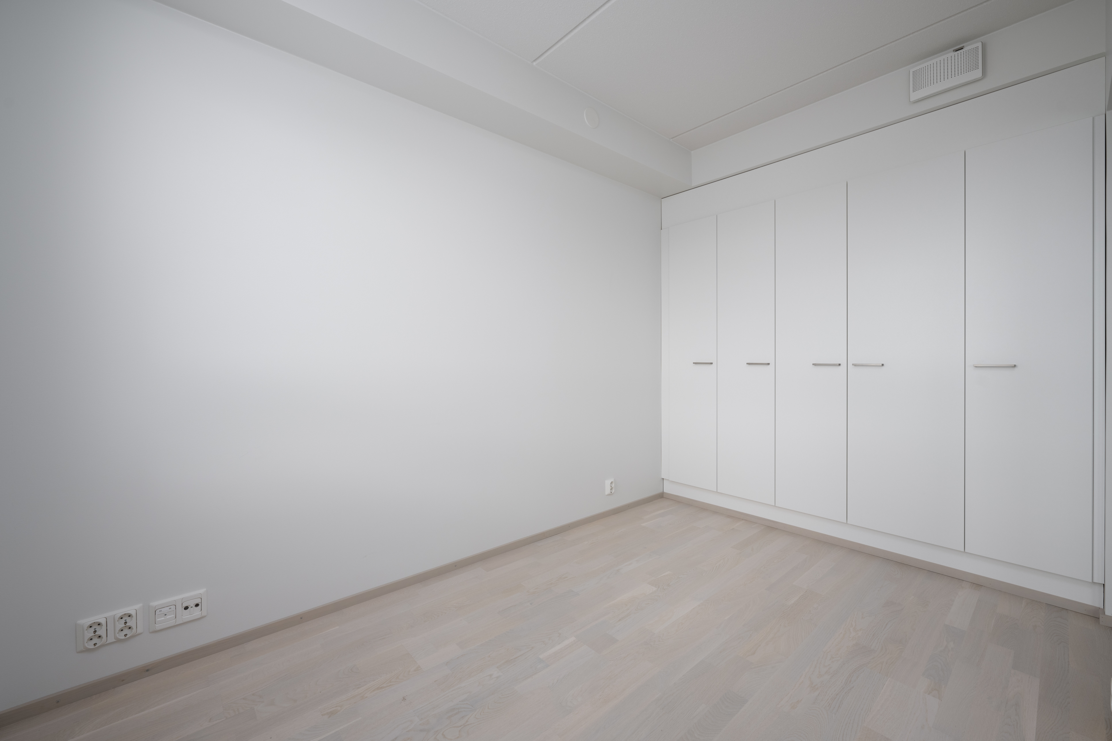 kuvat vastaavanlaisesta asunnosta peilikuvana