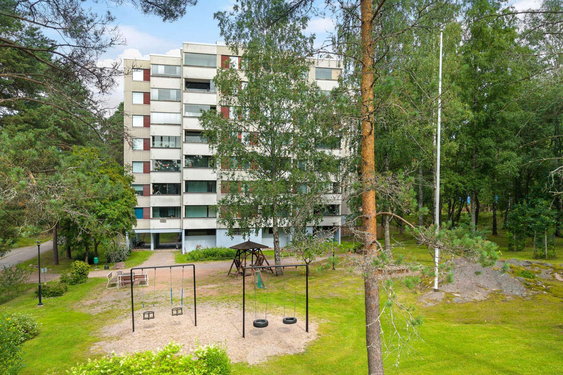 Taloyhtiön pihaa