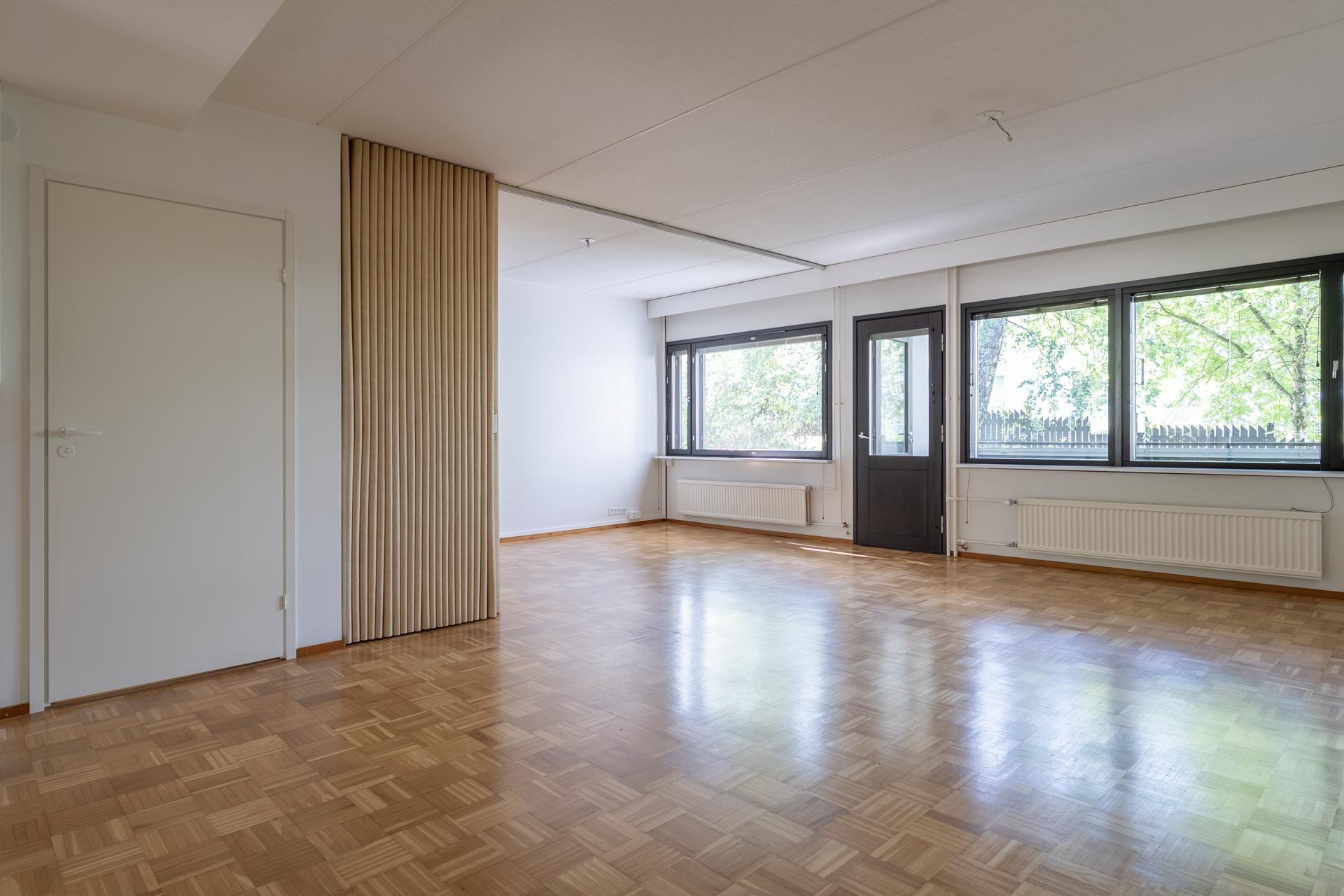 Olohuone on todella avara. Siitä on erotettavissa komas makuuhuone