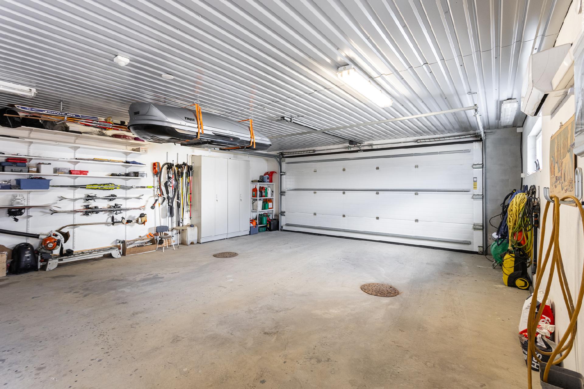 Kahden auton autotalli