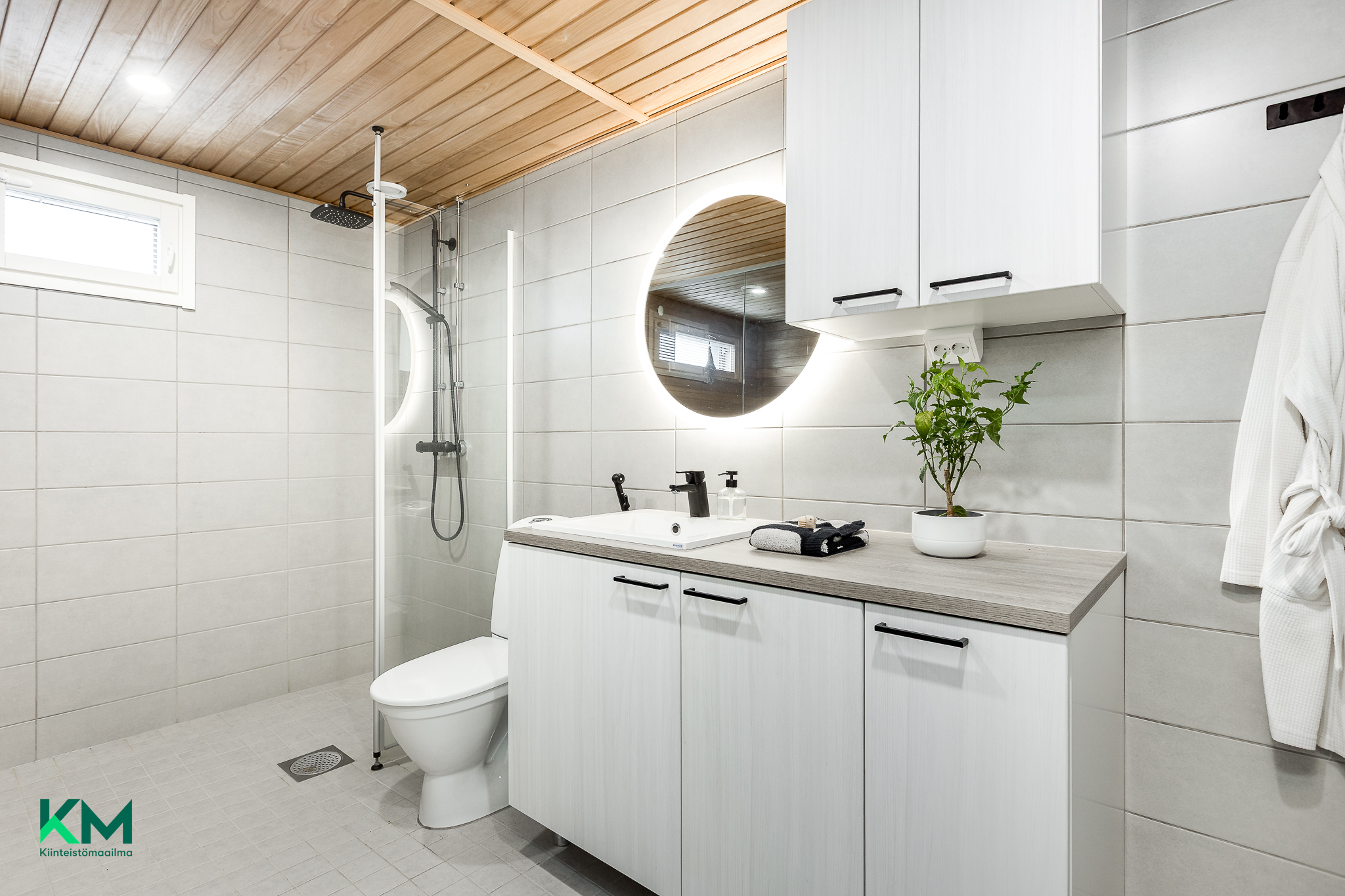 Yläkerran kylpyhuone