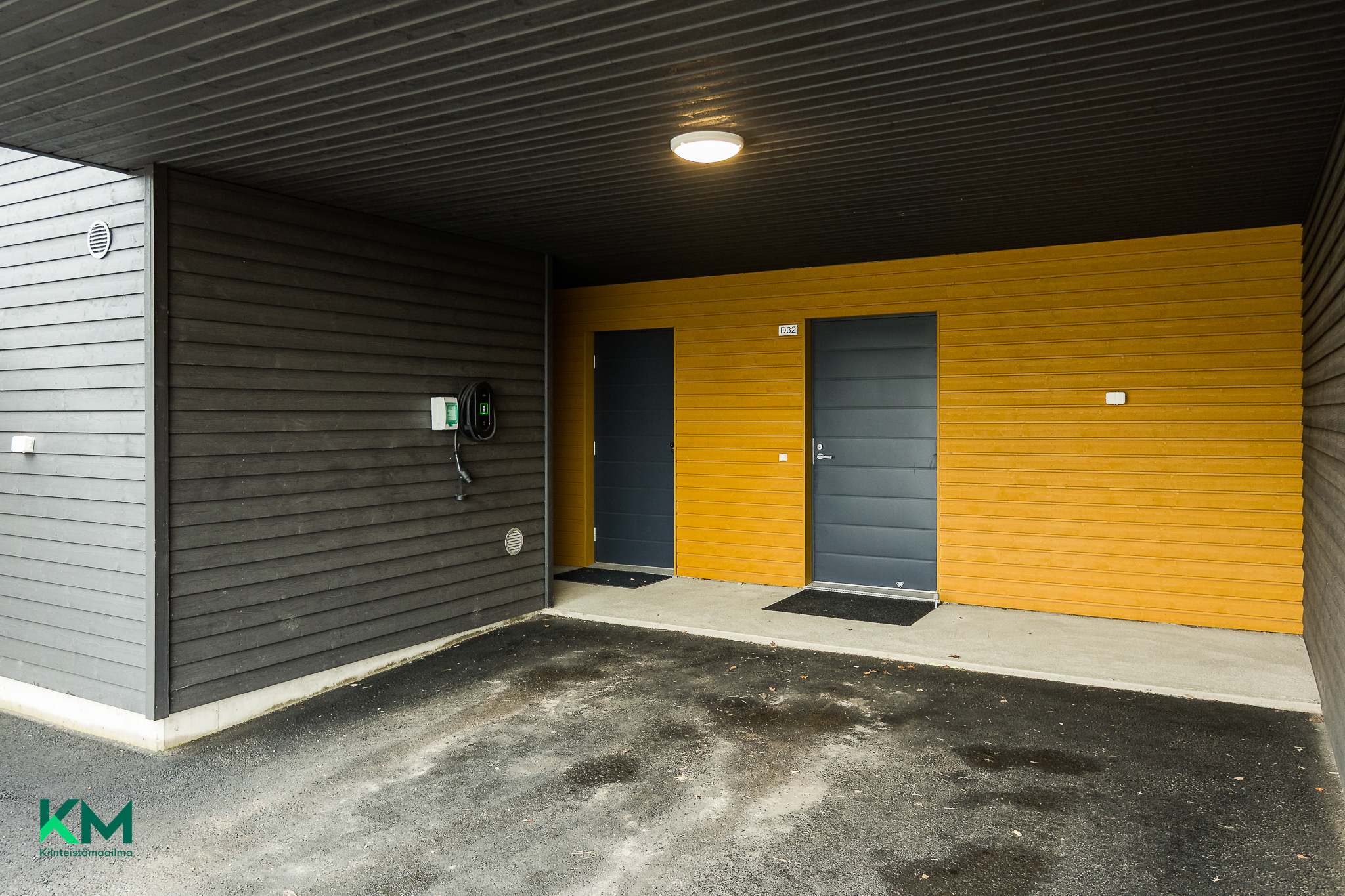 Autokatospaikka ulko-oven edessä