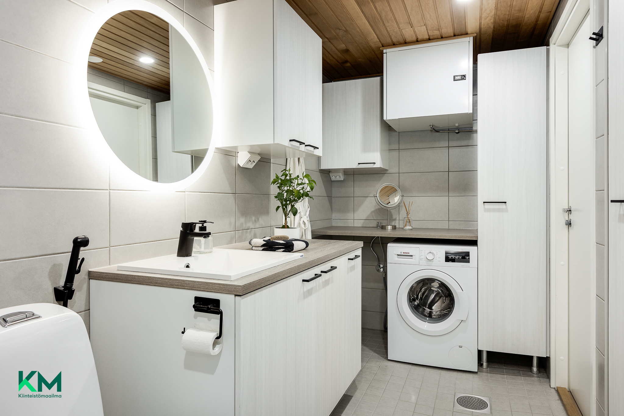 Kylpyhuoneen yhteydessä kodinhoitotila