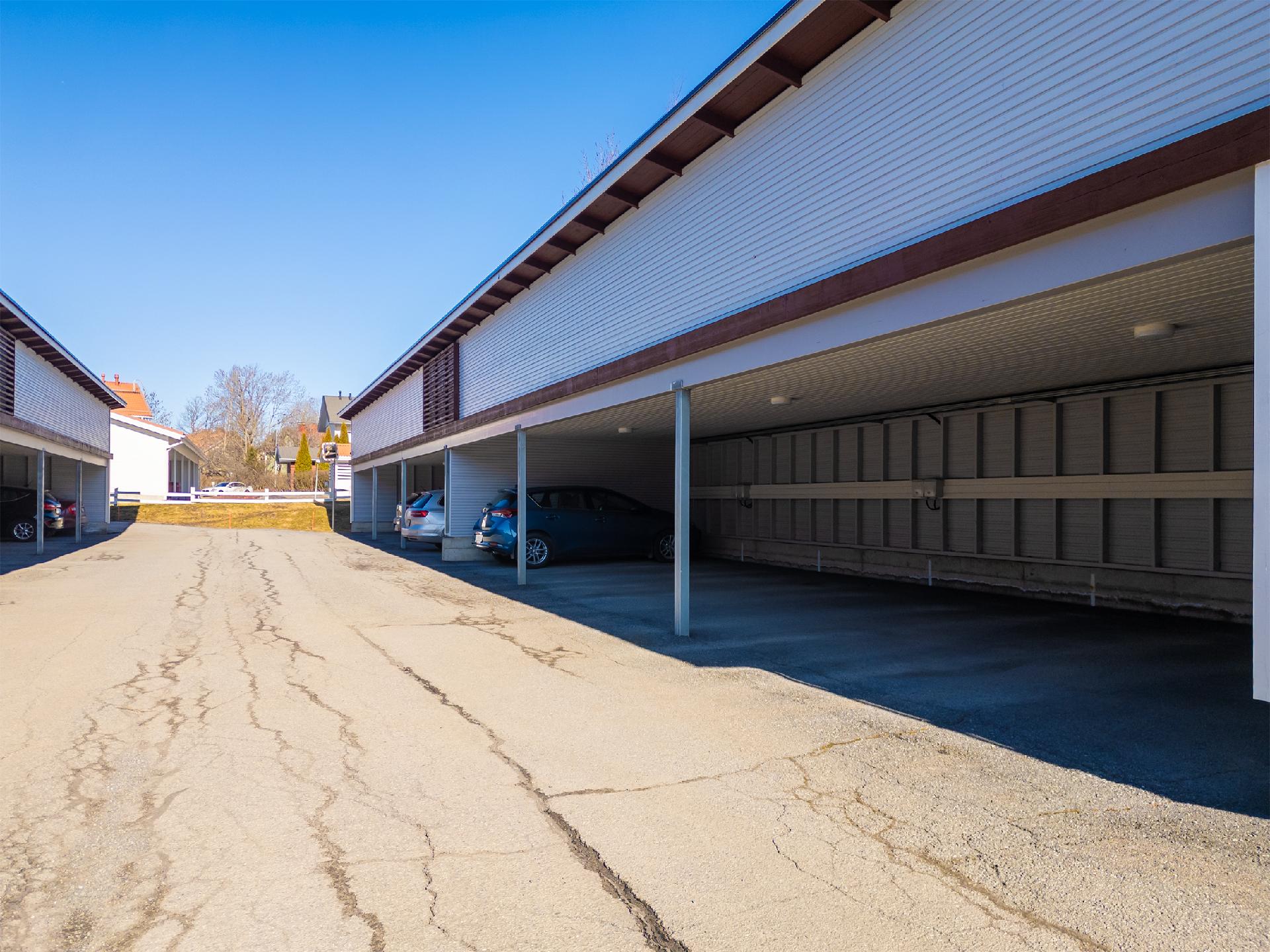 Autokatospaikka kuuluu mukaan kauppaan