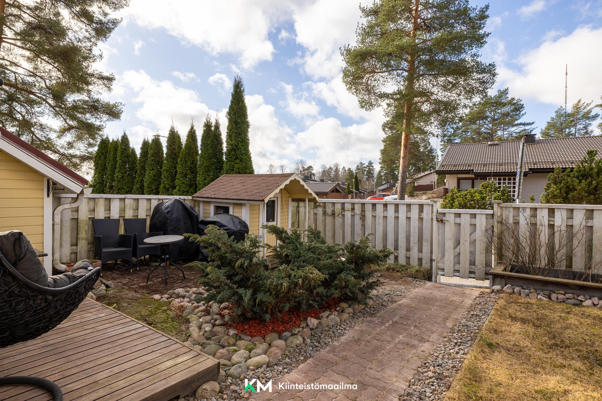 Kivan kokoinen aidattu piha-alue