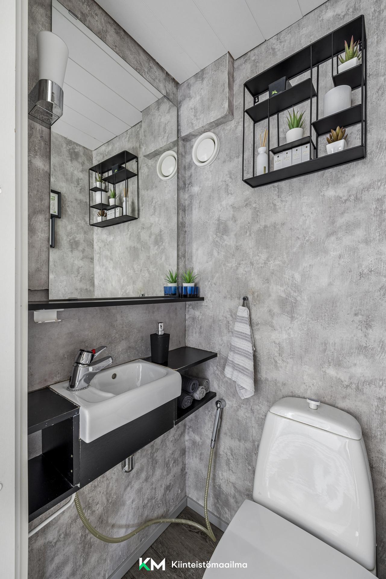 yläkerrassa erillinen wc