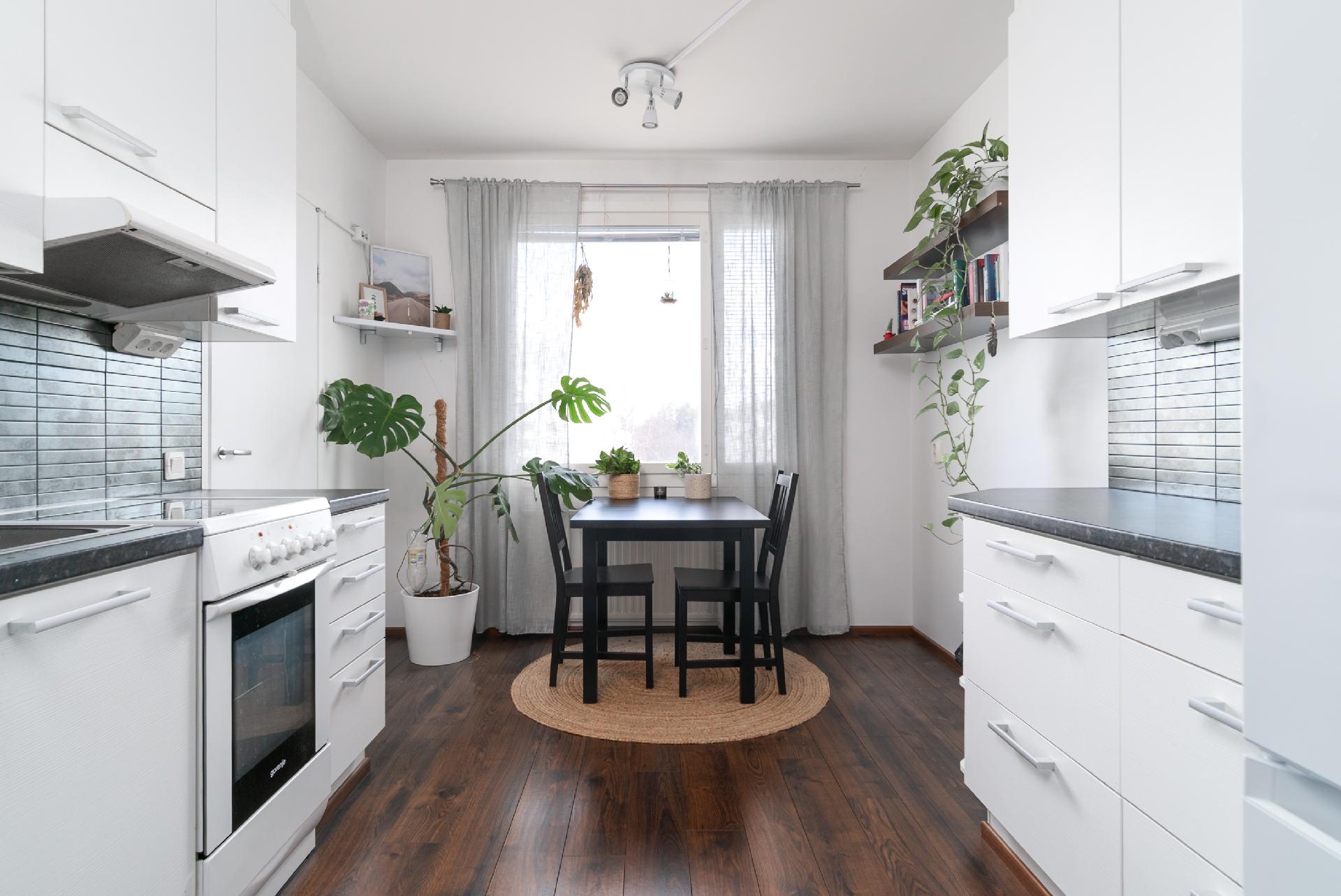 Keittiössä tilaa ruokapöydälle