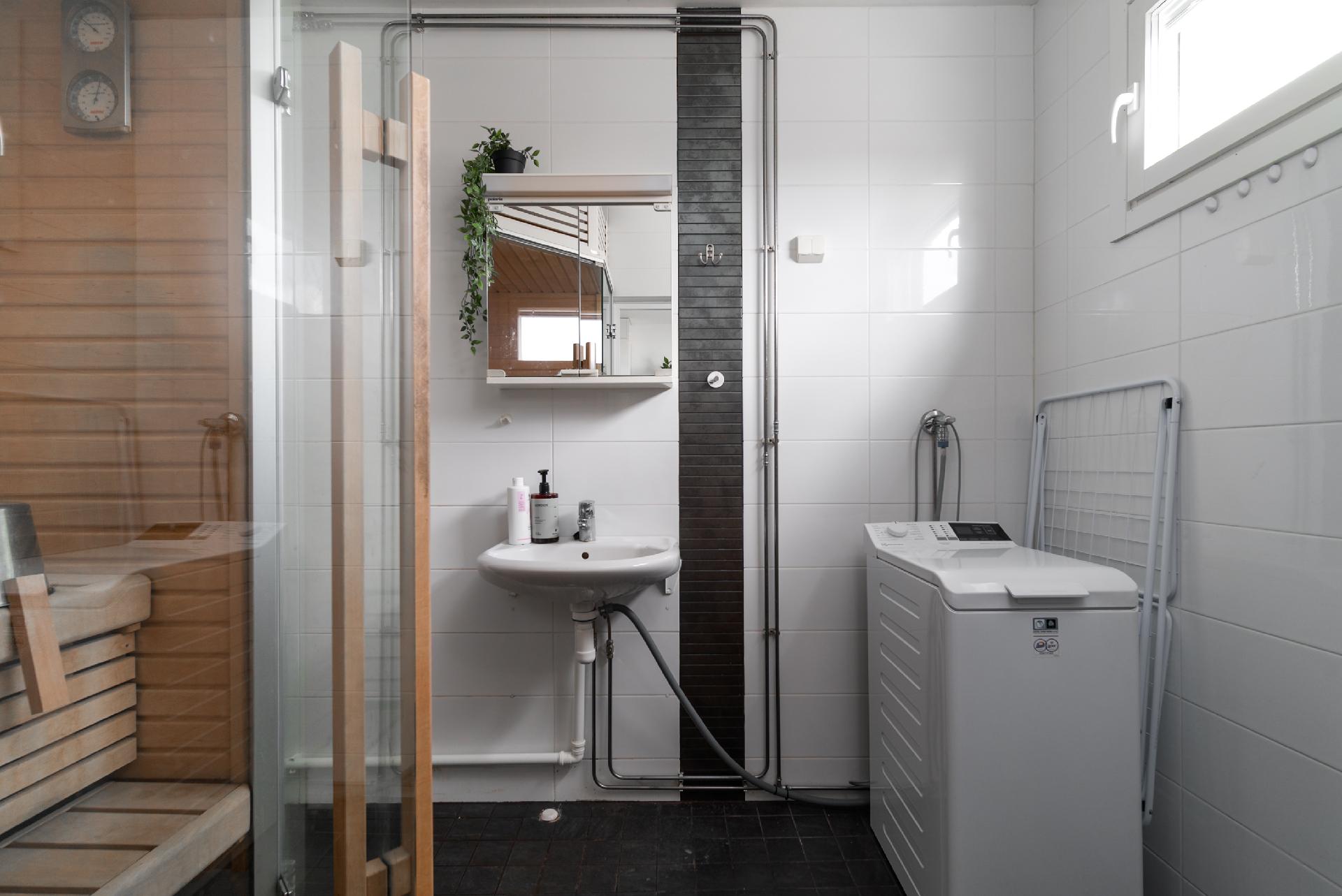 Pesuhuoneessa pesukoneliitäntä