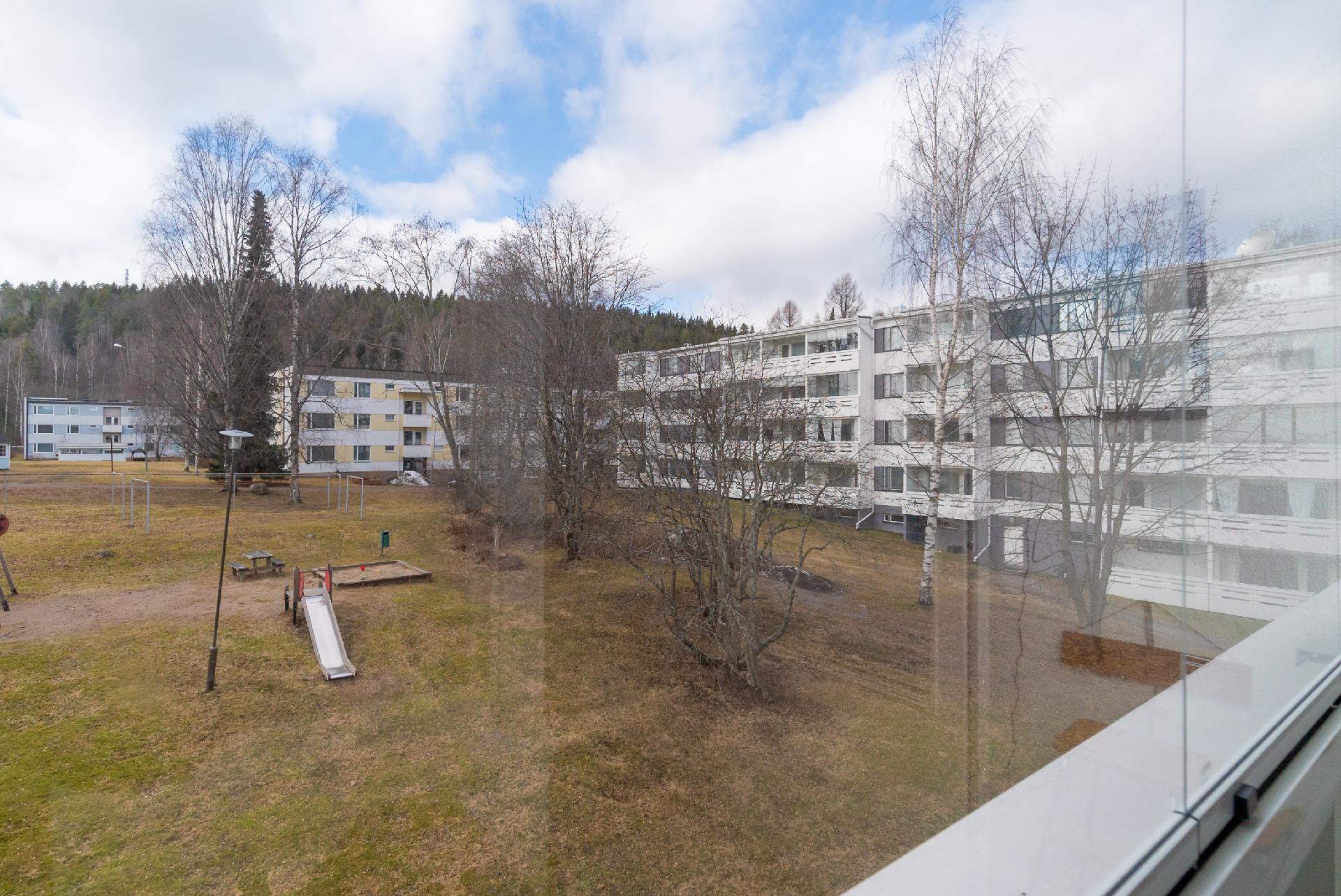 Parvekkeelta näkymät puistoon