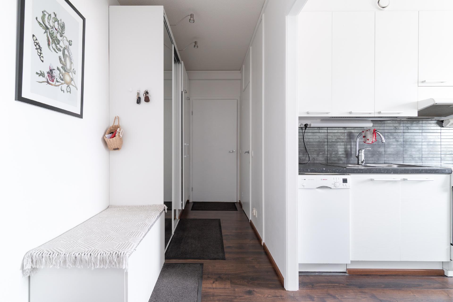 Eteisessä kaapistot