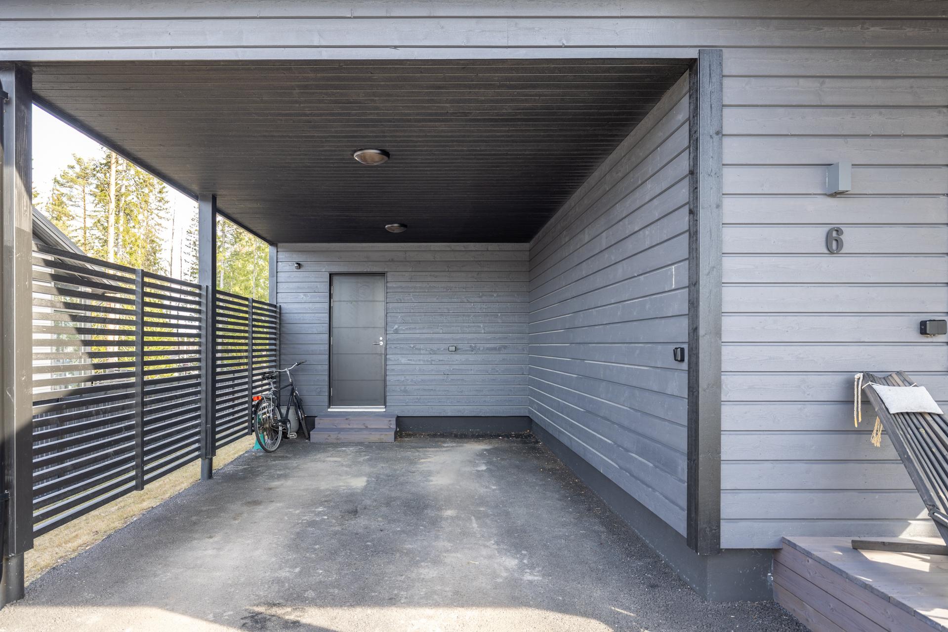 autokatospaikka ja varasto