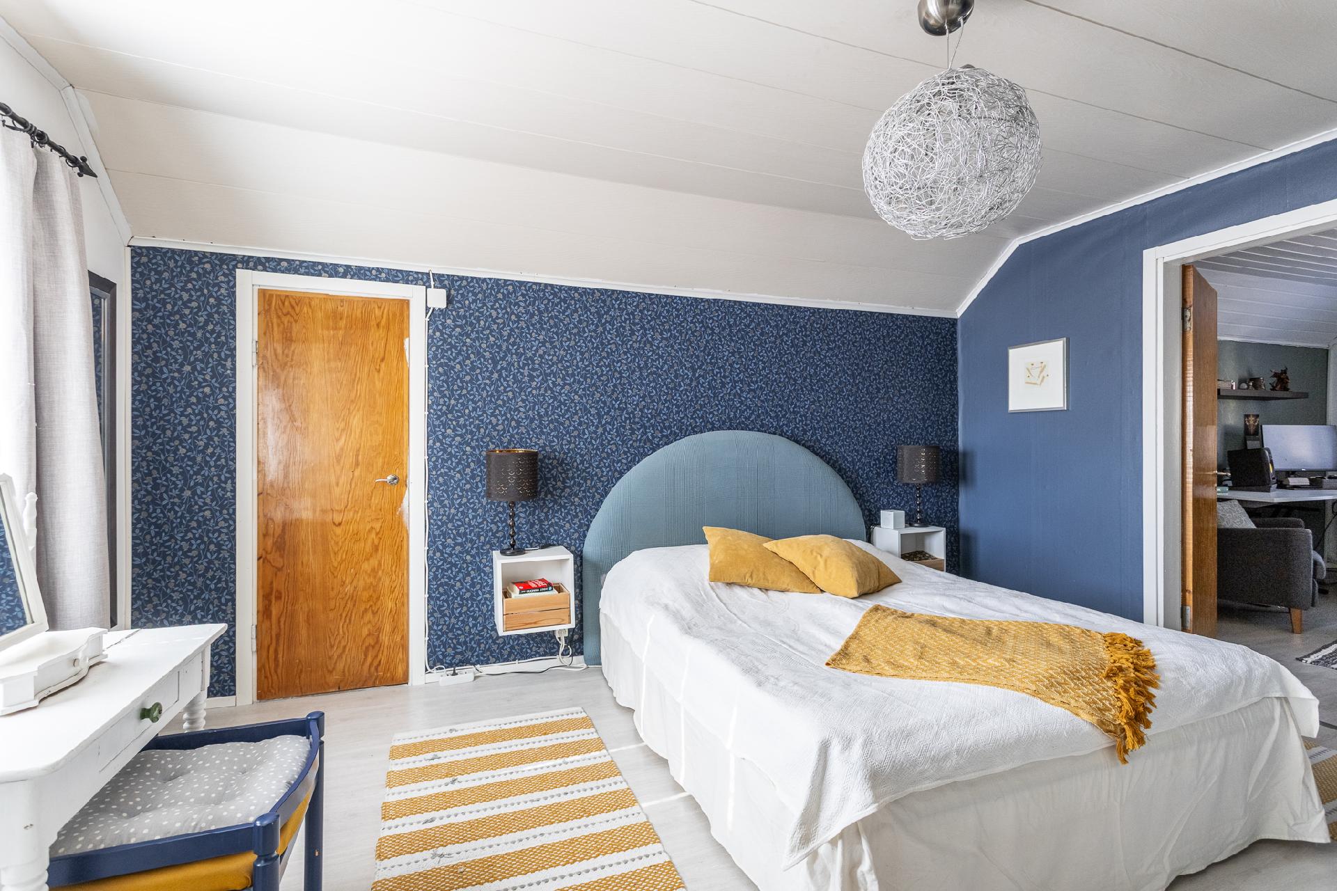 Yläkerran makuuhuone 1