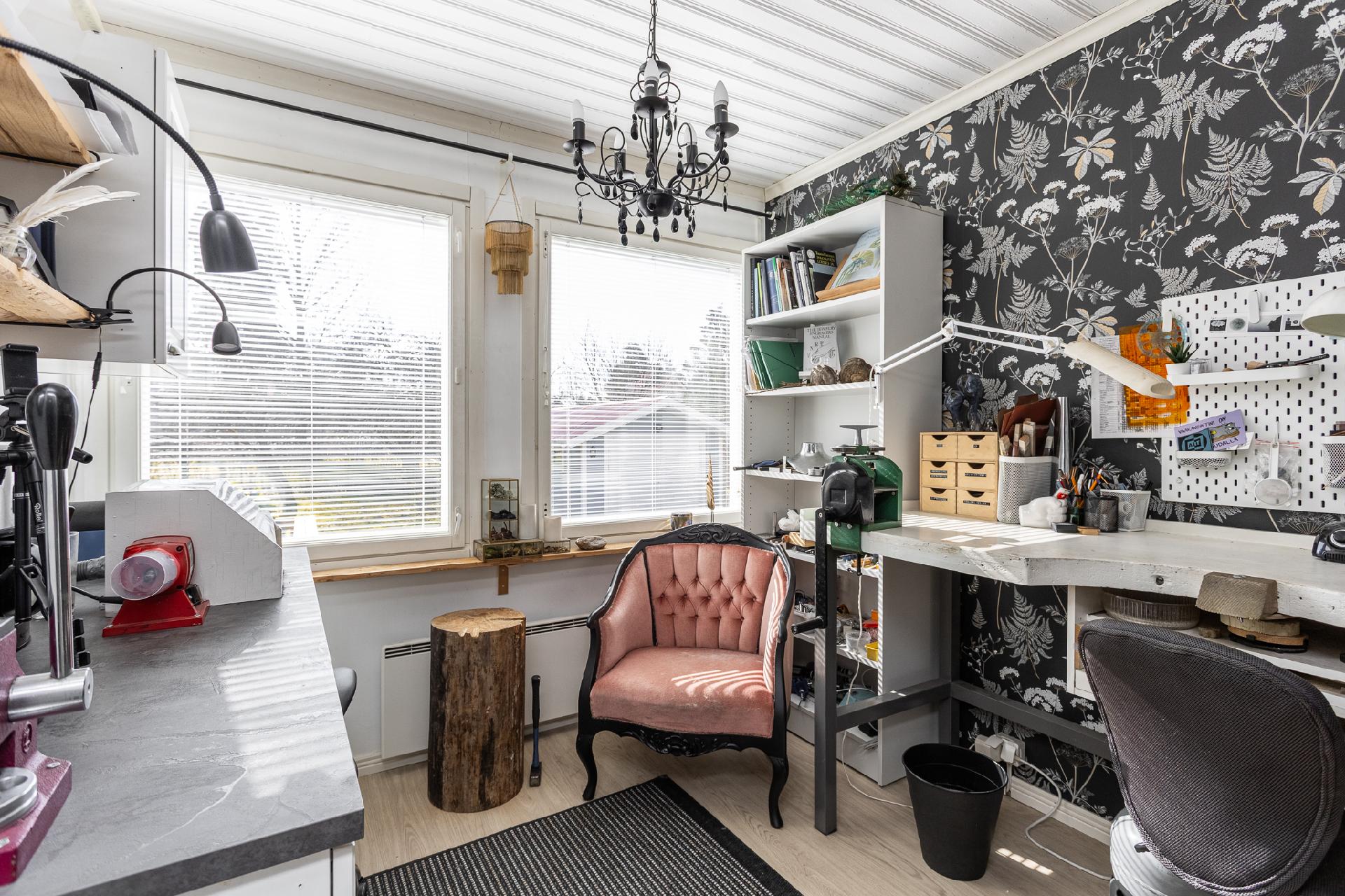 Keskikerroksen huone