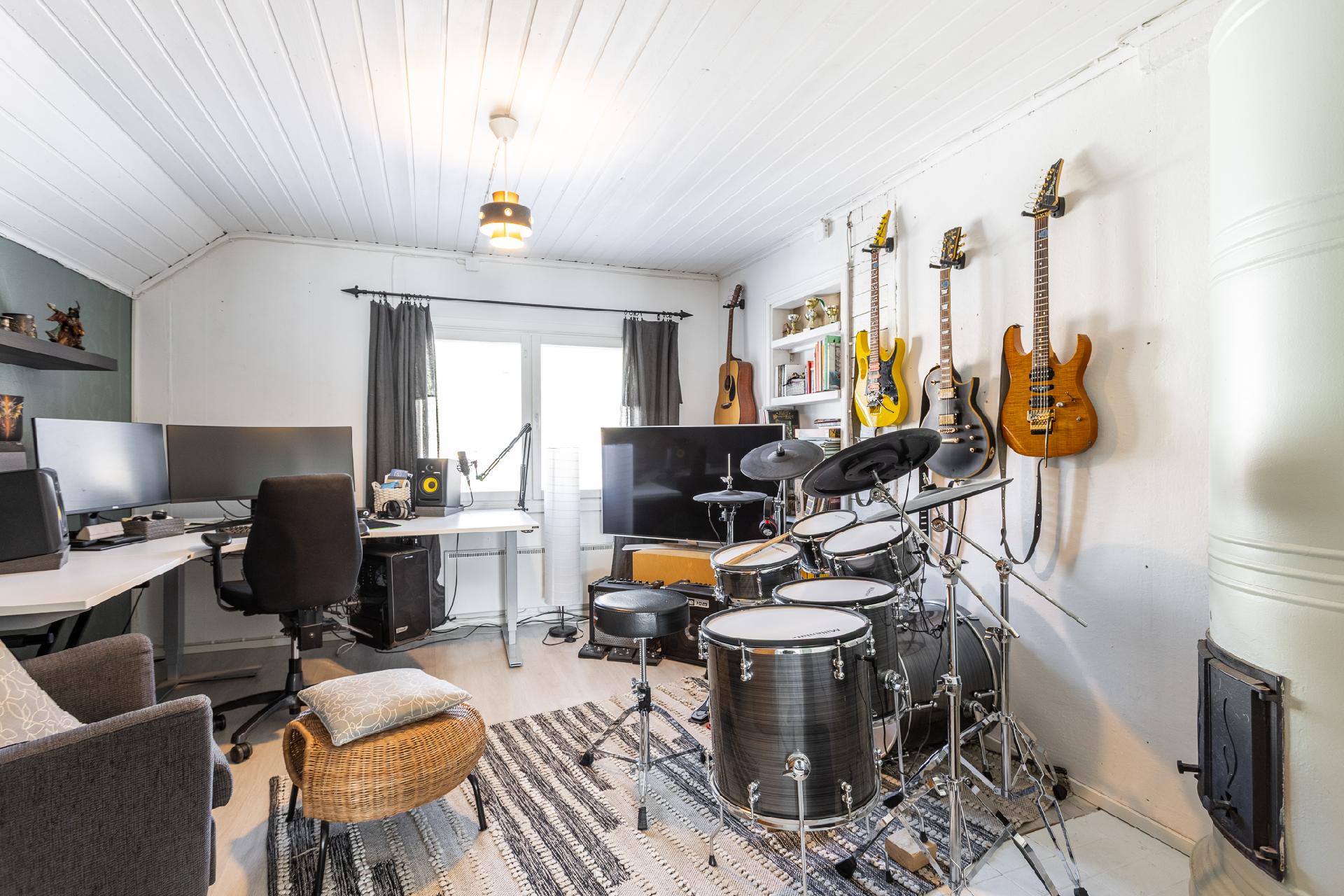 Yläkerran makuuhuone 2