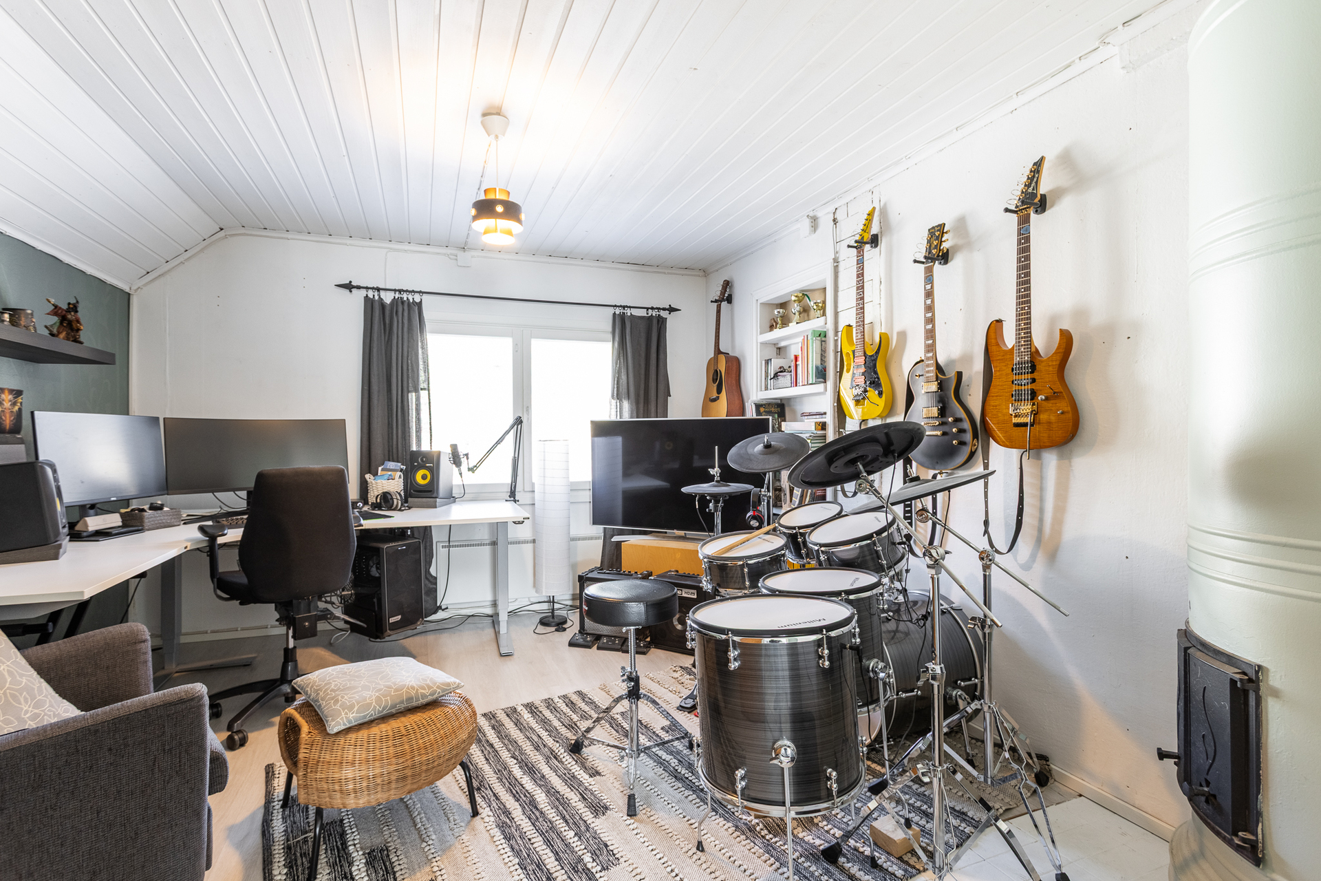 Yläkerran makuuhuone 2