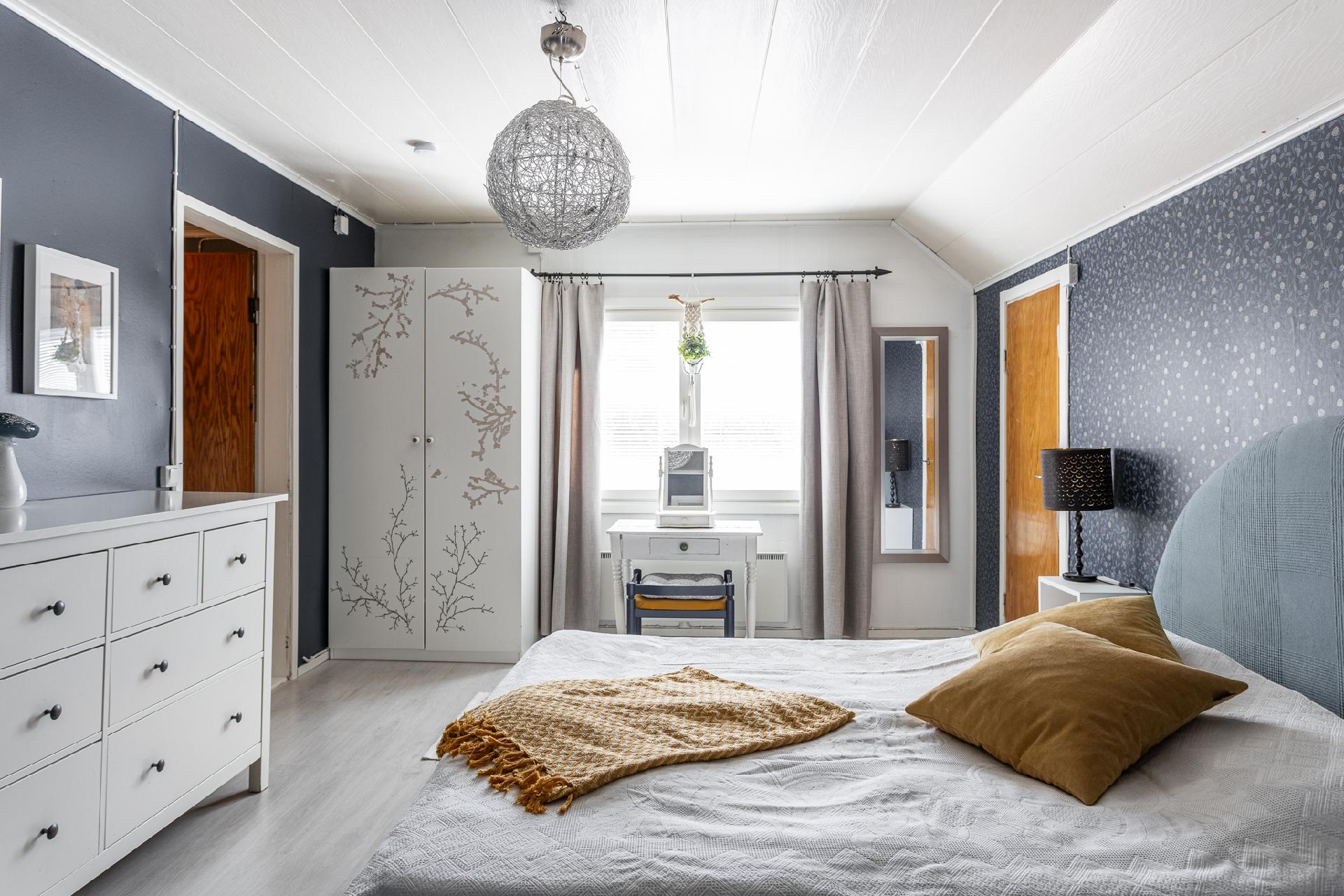 Yläkerran makuuhuone 1