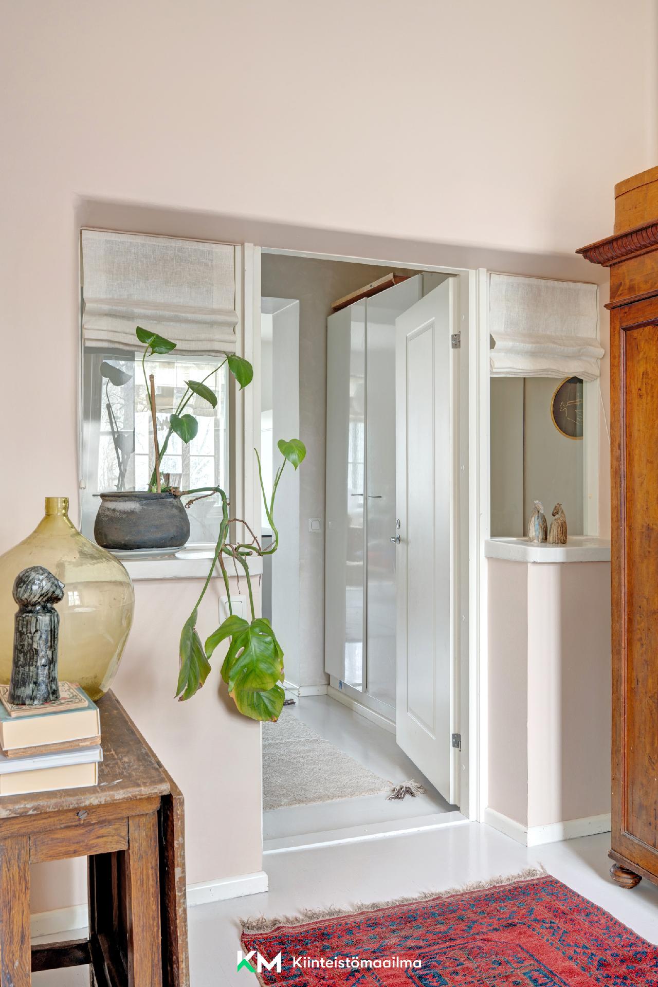 Makuuhuoneen ja hallin välissä on suloinen ikkunallinen väliseinä.