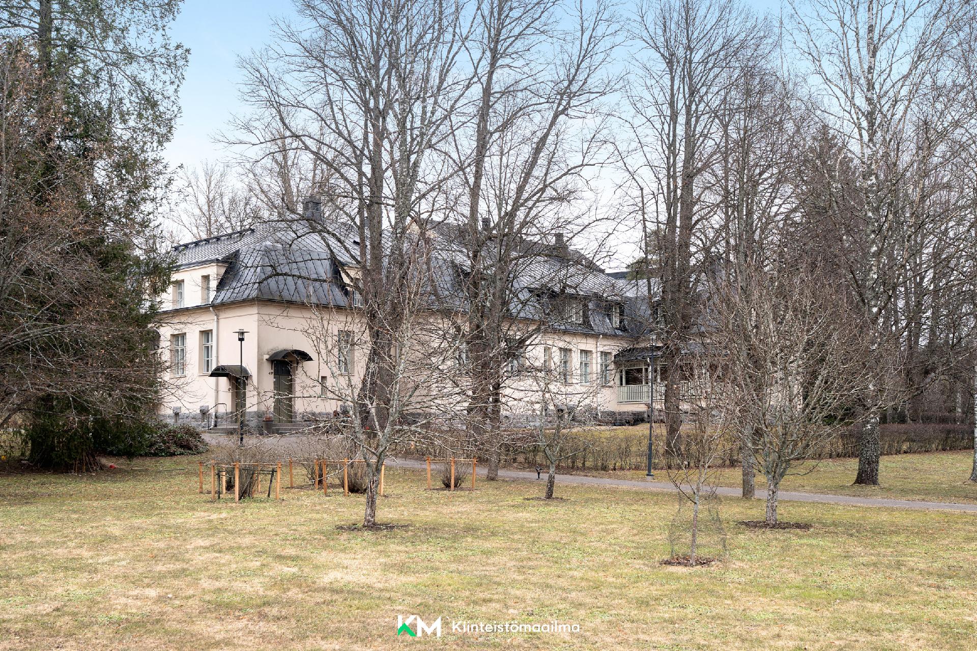 Yhtiön pihalla kasvaa marjapensaita ja omenapuita. 