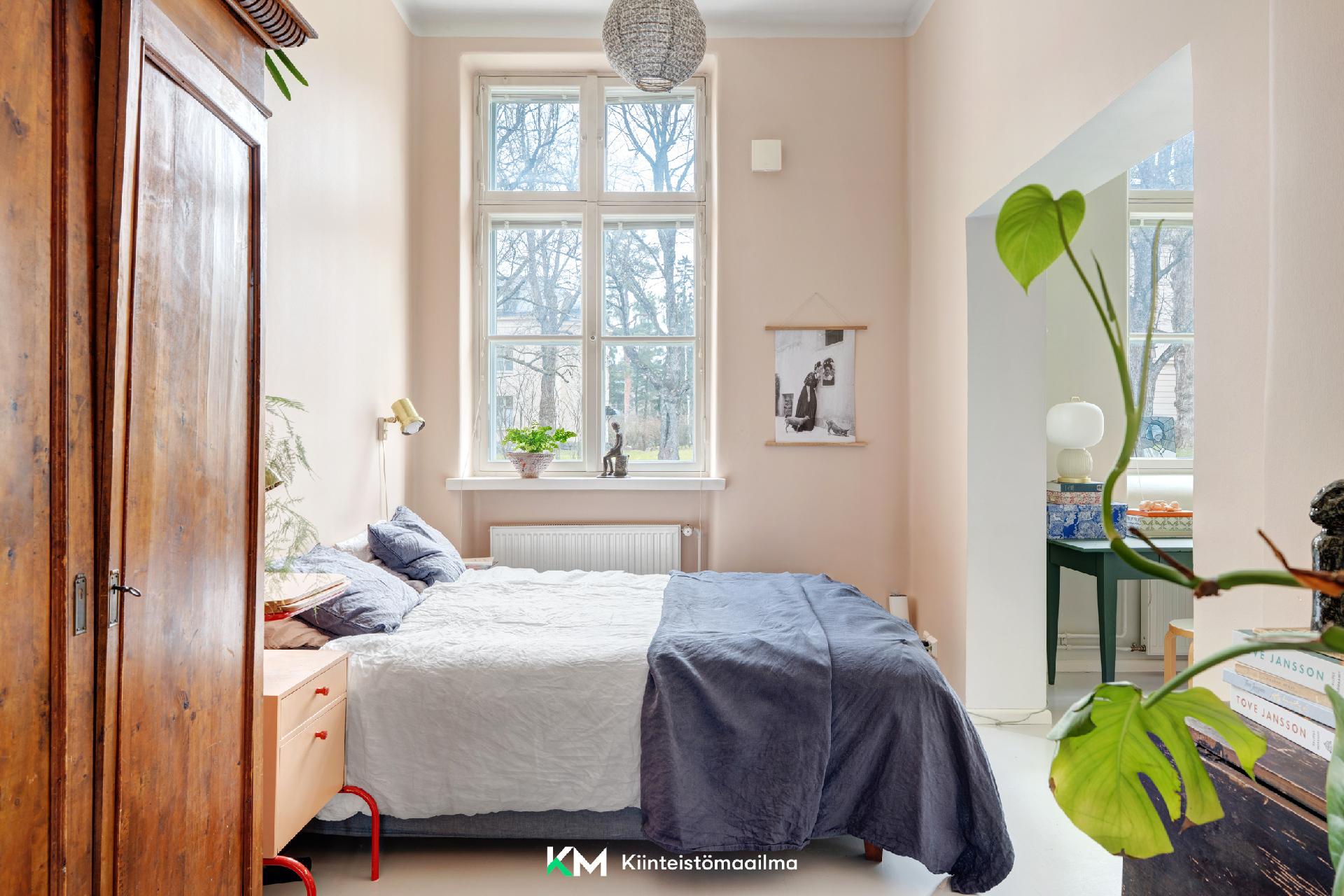 Harmoninen makuuhuone aukeaa taloyhtiön sisäpihan puolelle.