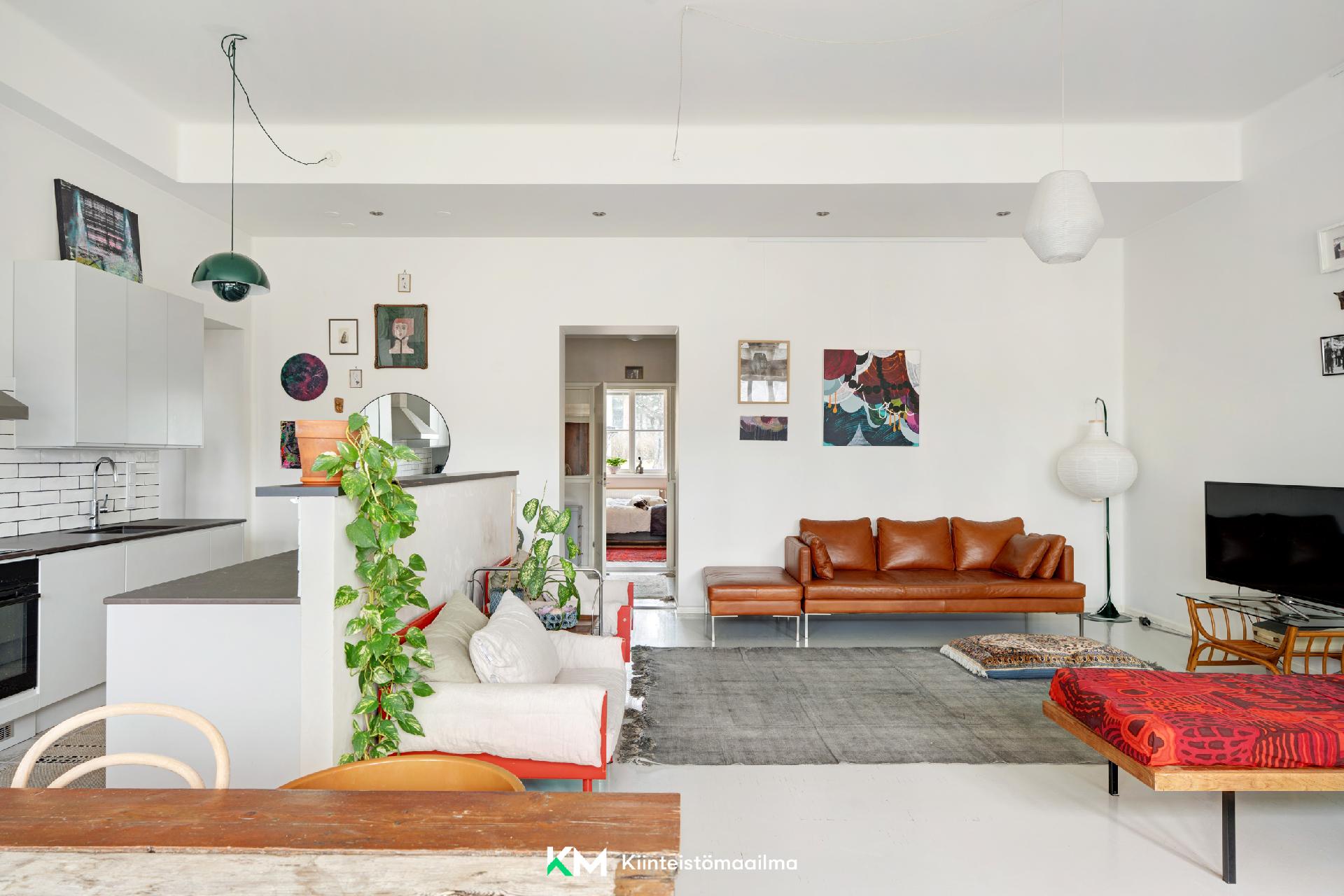 Läpitalon huoneistoon tulvii valoa.