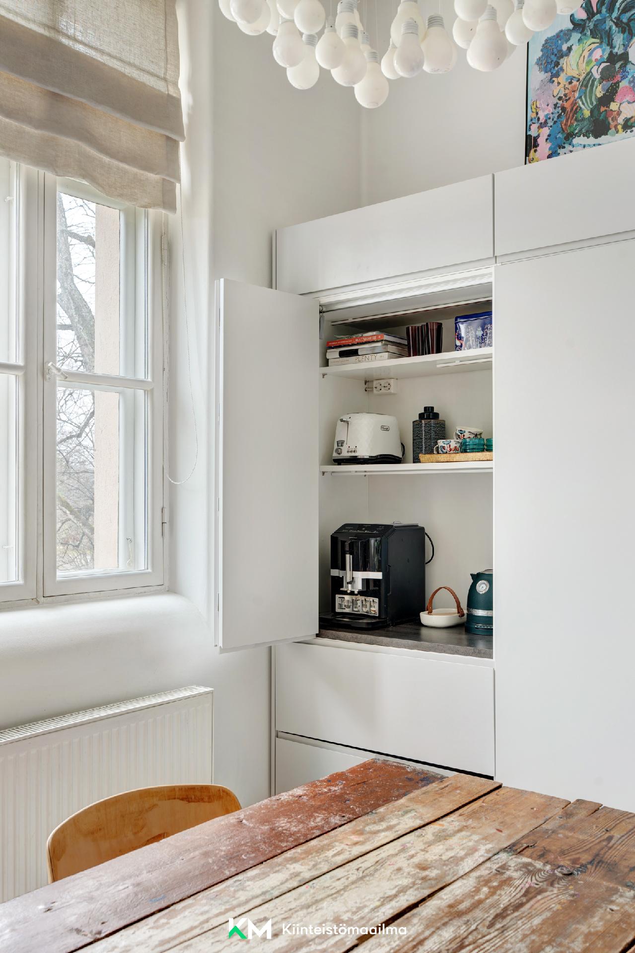 Aamiaiskaappi täydentää toiminnot.