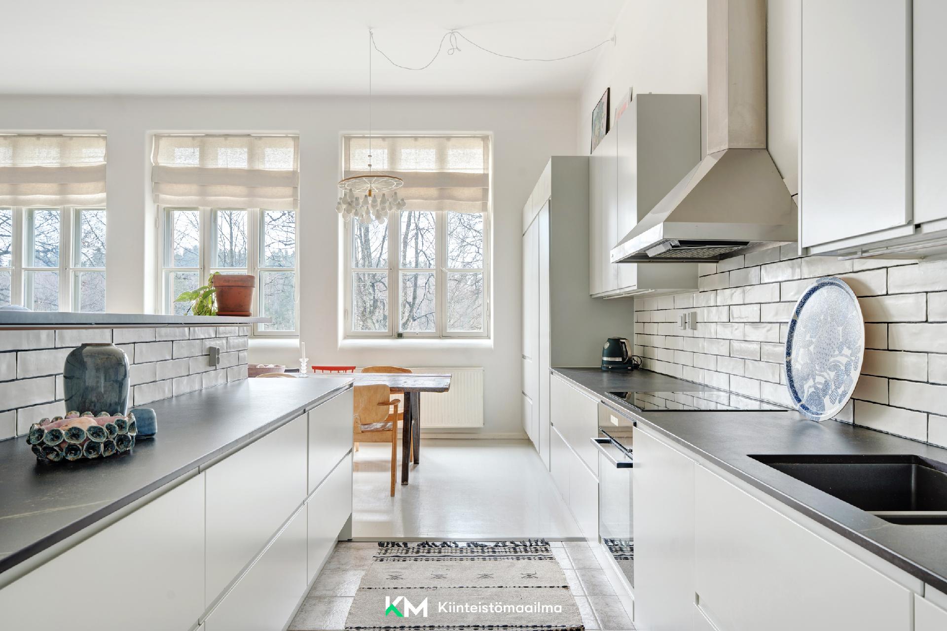 Kotimainen Aina-keittiö on vuodelta 2019. 