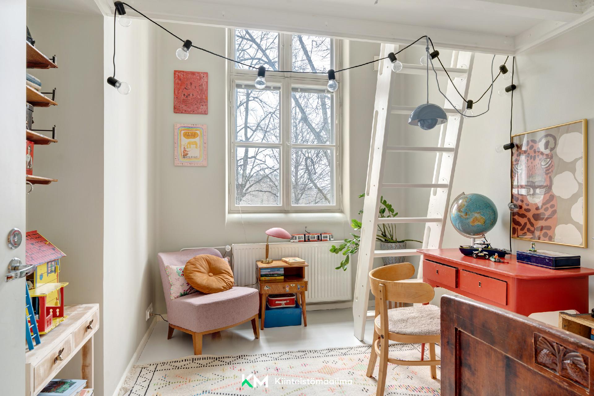 Lastenhuoneen korkeus on hyödynnetty parviratkaisulla. 