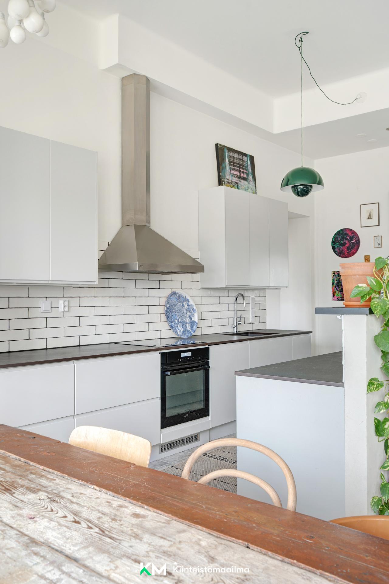 Keittiössä AEG:n kodinkoneet.