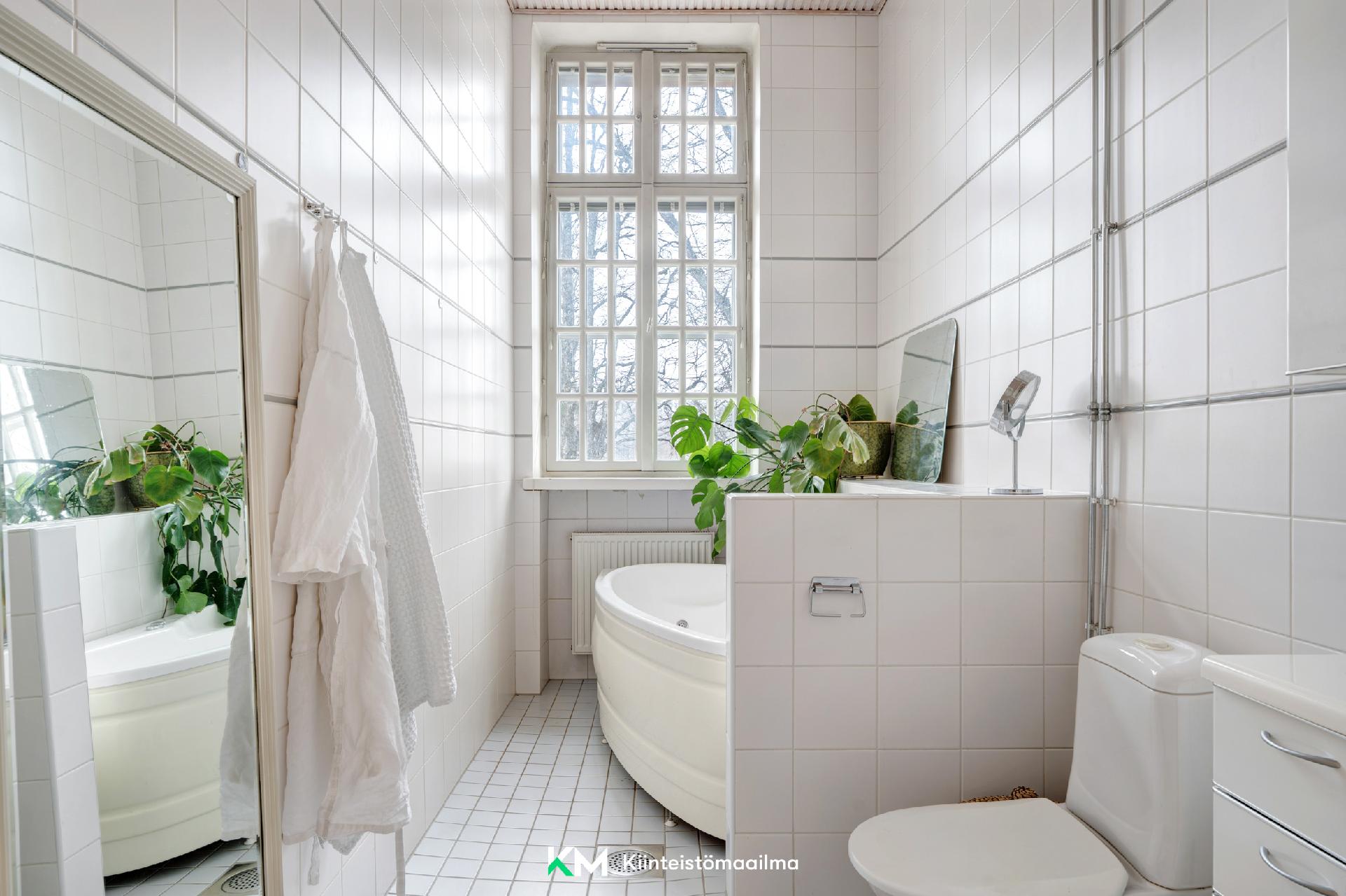 Ikkunallisen kylpyhuoneen kruunaa poreamme.