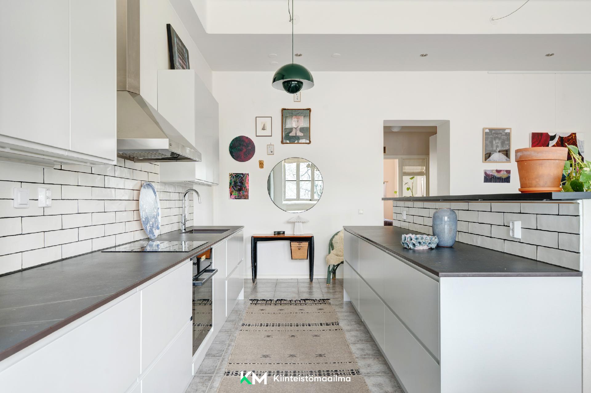 Keittiössä on paljon työ- ja säilytystilaa.