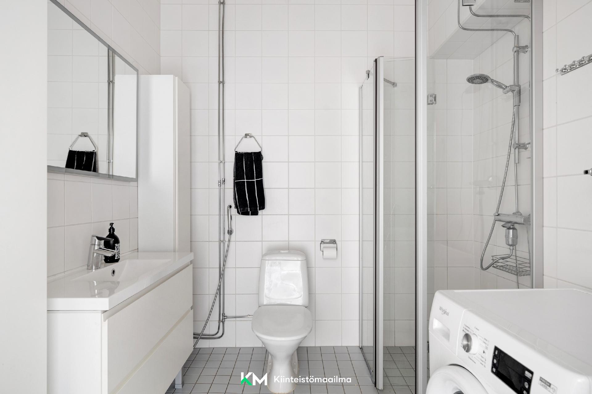 Pienempi kylpyhuone.