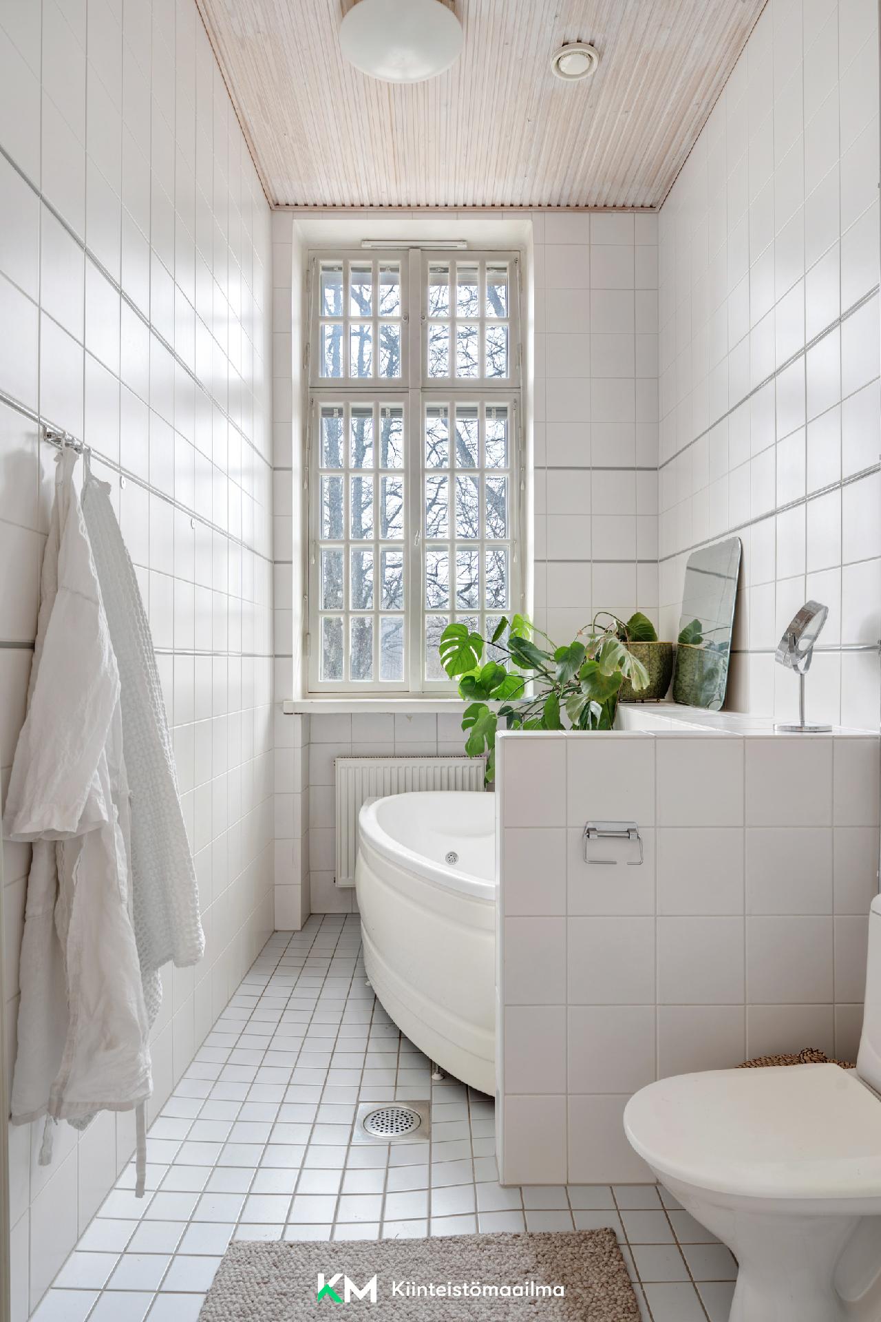 Ikkunan kalterit ovat muisto sairaala-ajasta.