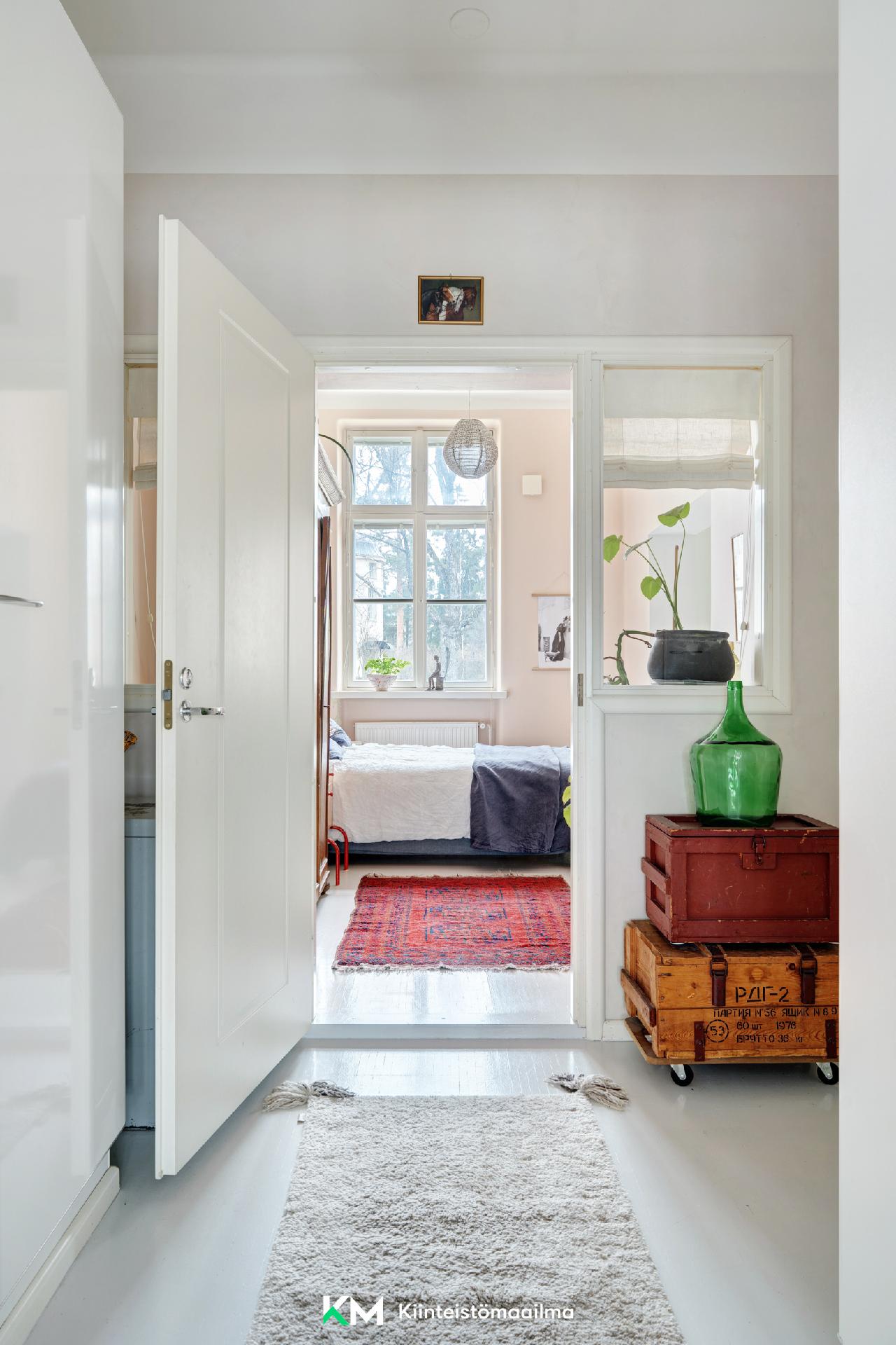 Näkymä olohuoneesta makuuhuoneeseen.