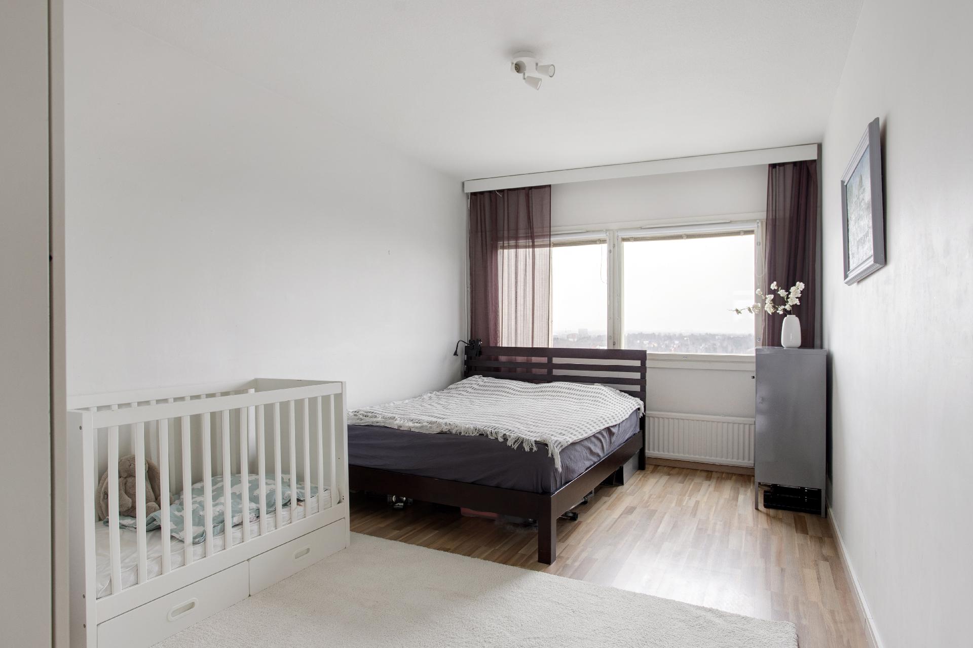 Kaksi tilavaa makuuhuonetta, tämä niistä suurempi.