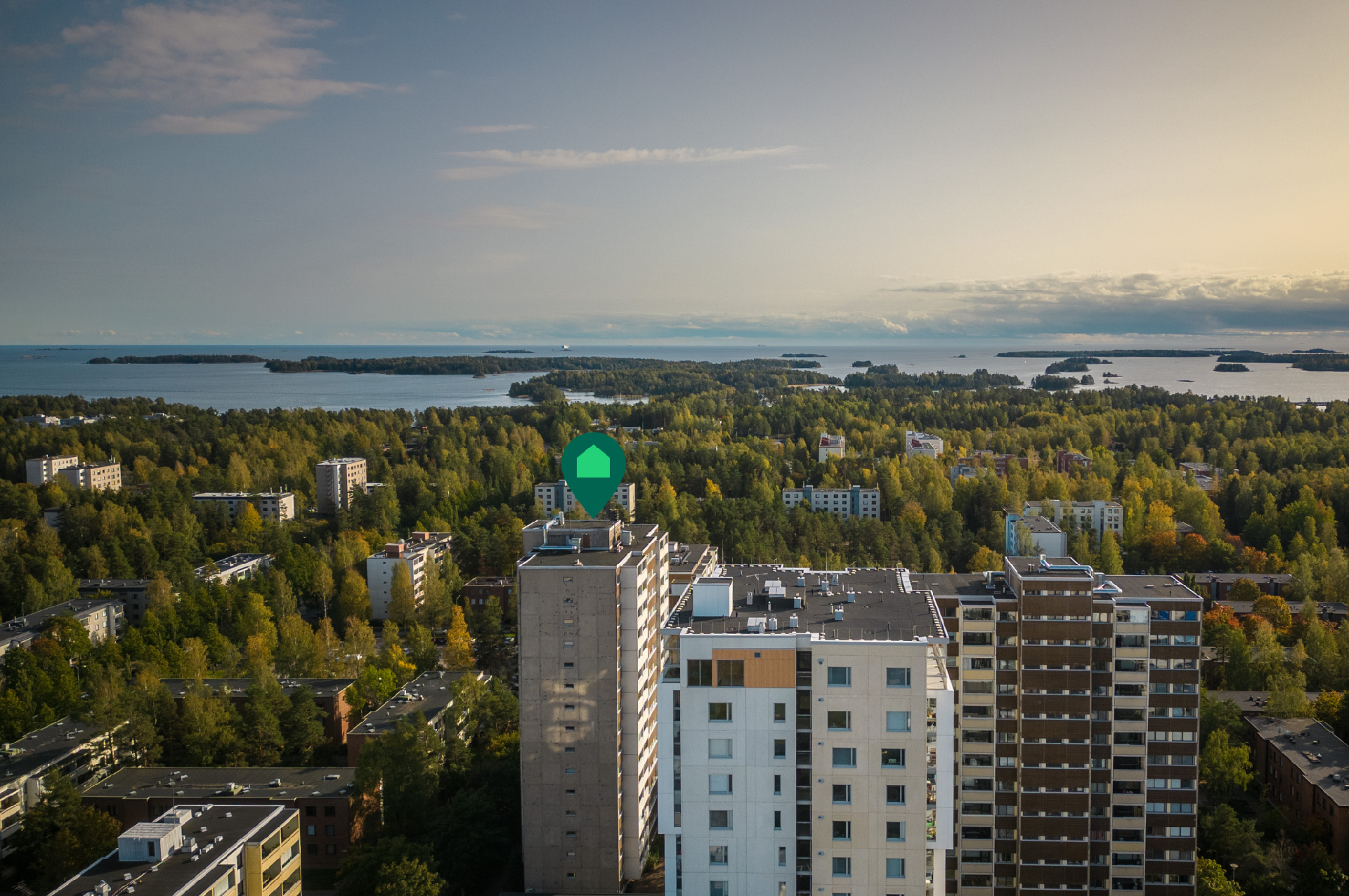 Asunto sijaitsee 14. kerroksen korkeuksissa ja näkymät ovat huikeat!