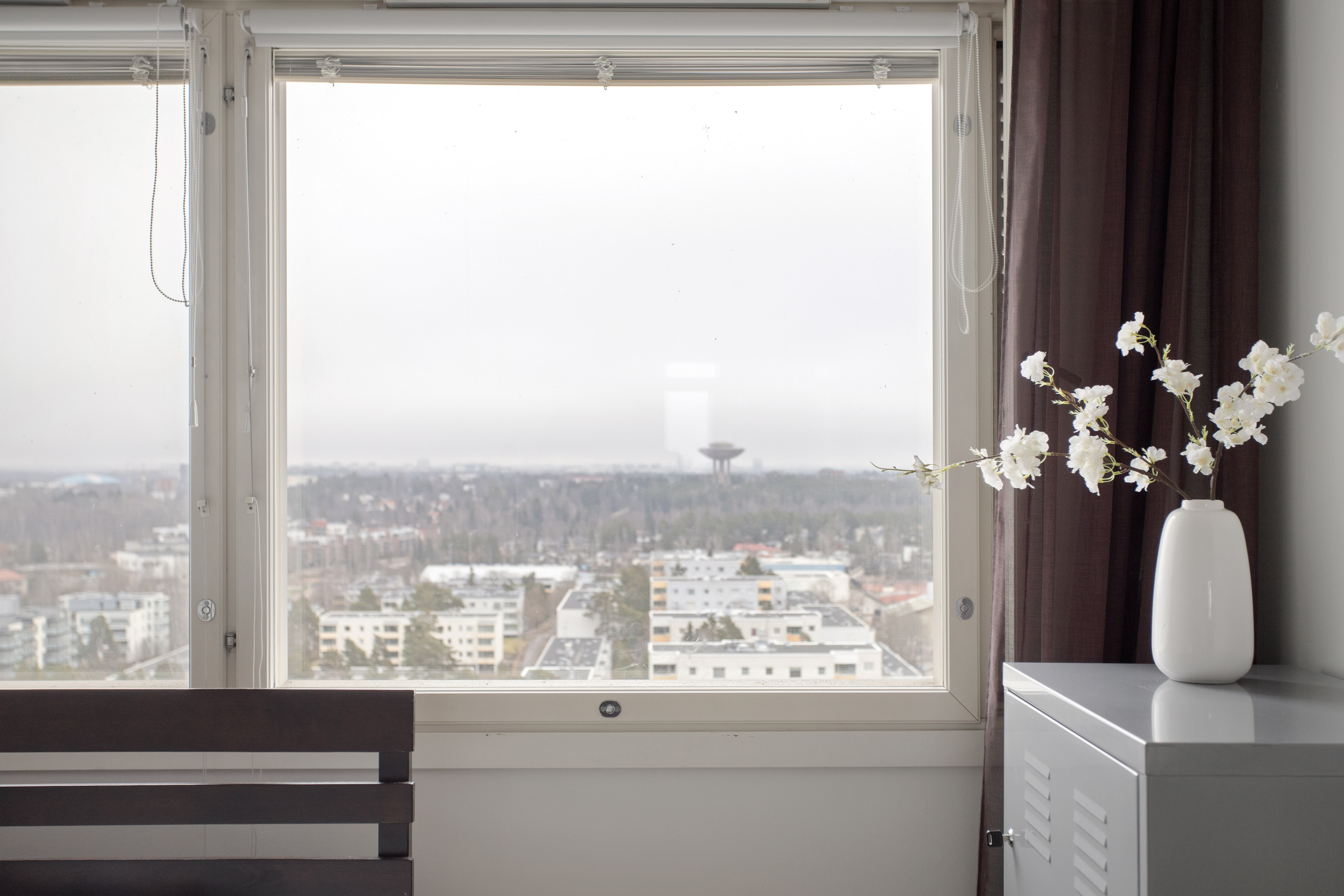 Makuuhuoneen ikkunoista aukeavat kauaskantoiset näkymät Helsinkiin päin sekä merelle.