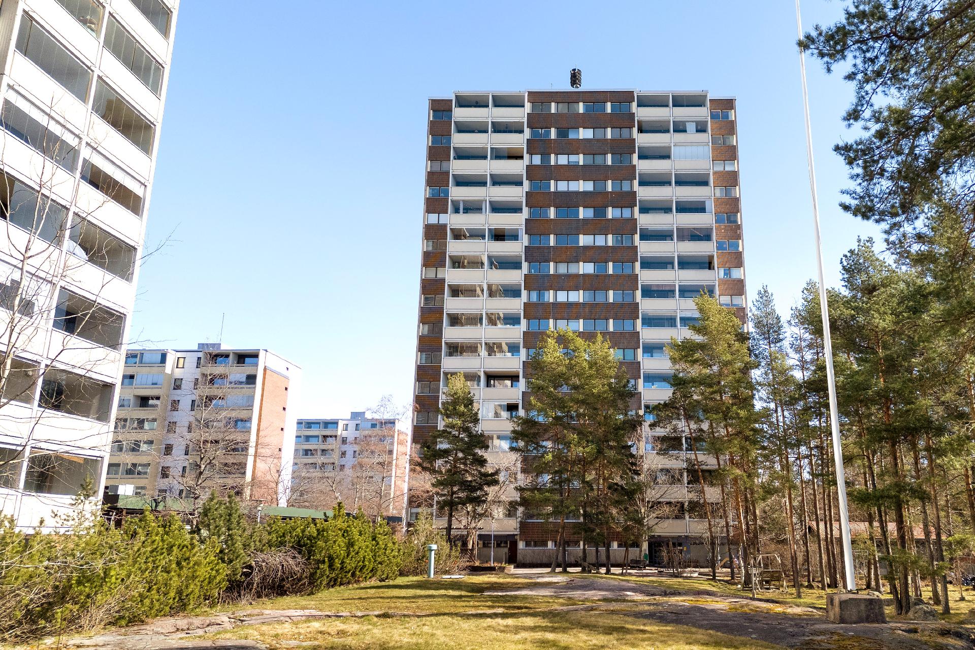 Pihapiiri on vehreä.