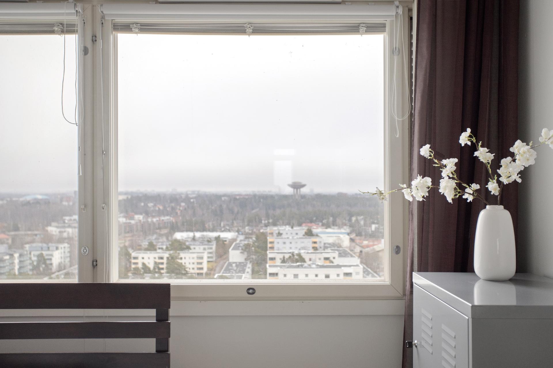 Makuuhuoneen ikkunoista aukeavat kauaskantoiset näkymät vesitornille ja Helsinkiin päin.