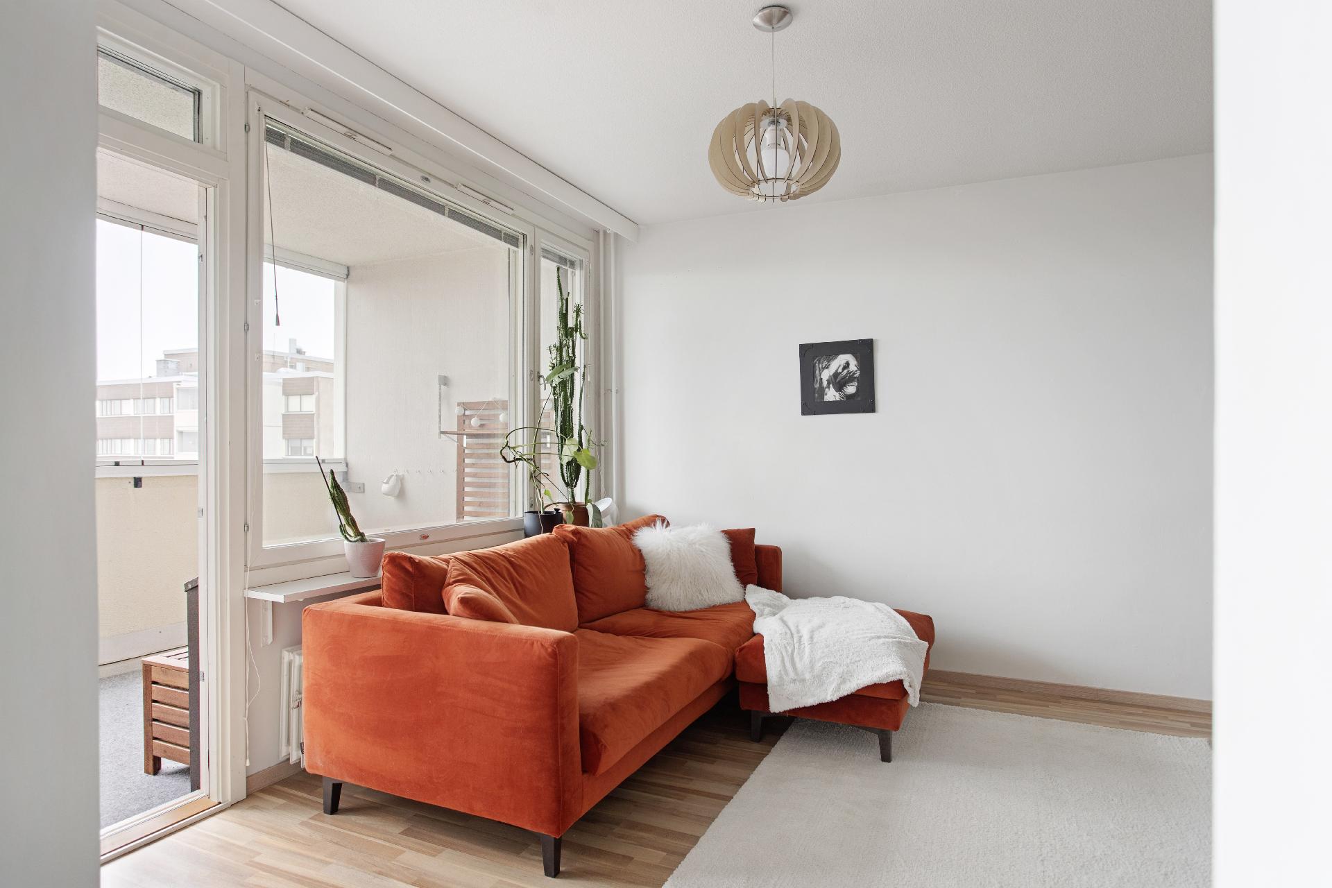 Olohuoneesta käynti noin länteen suuntaavalle parvekkeelle.