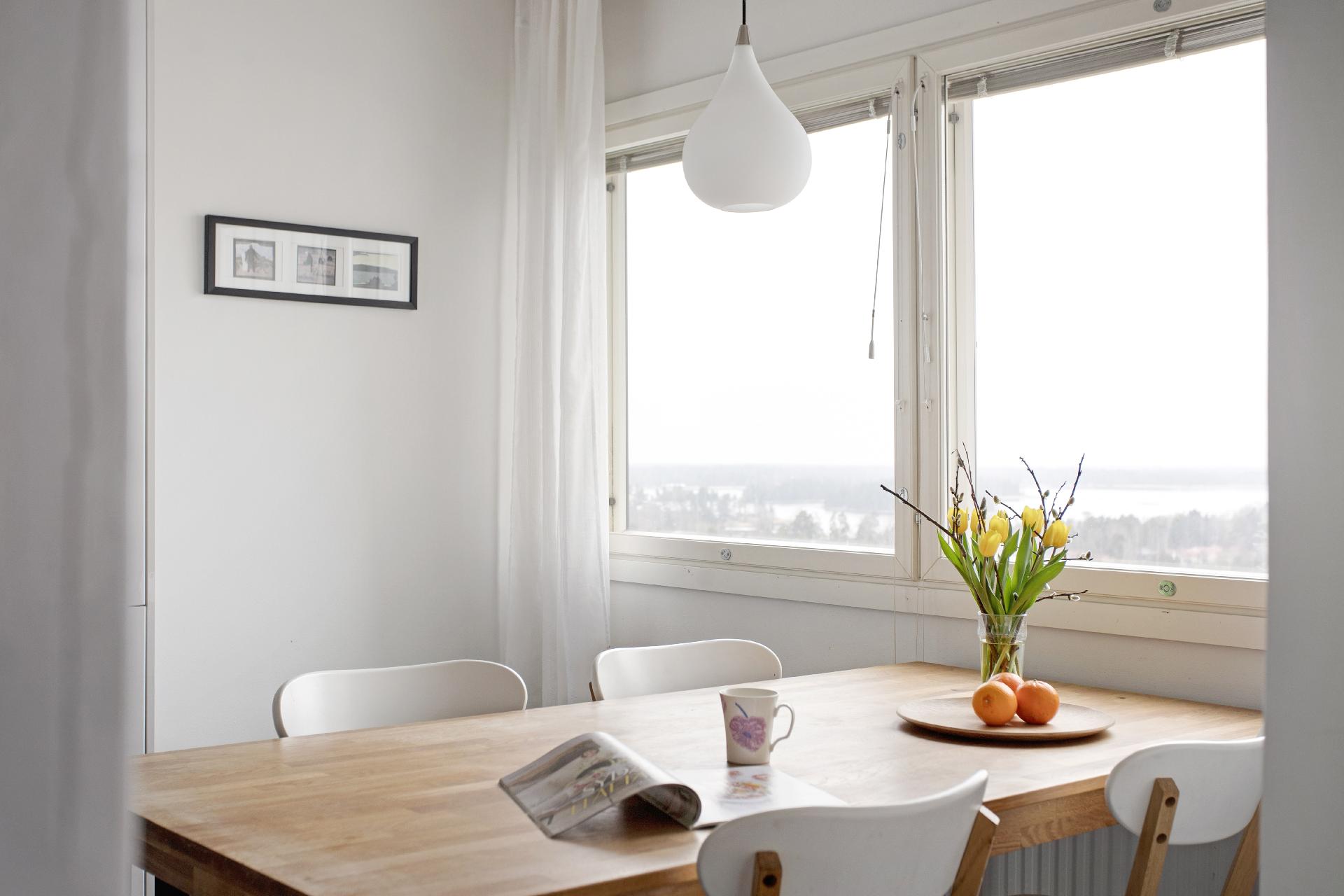 Keittiön pöydän ääressä viihdyt katsellen samalla upeita merimaisemia!