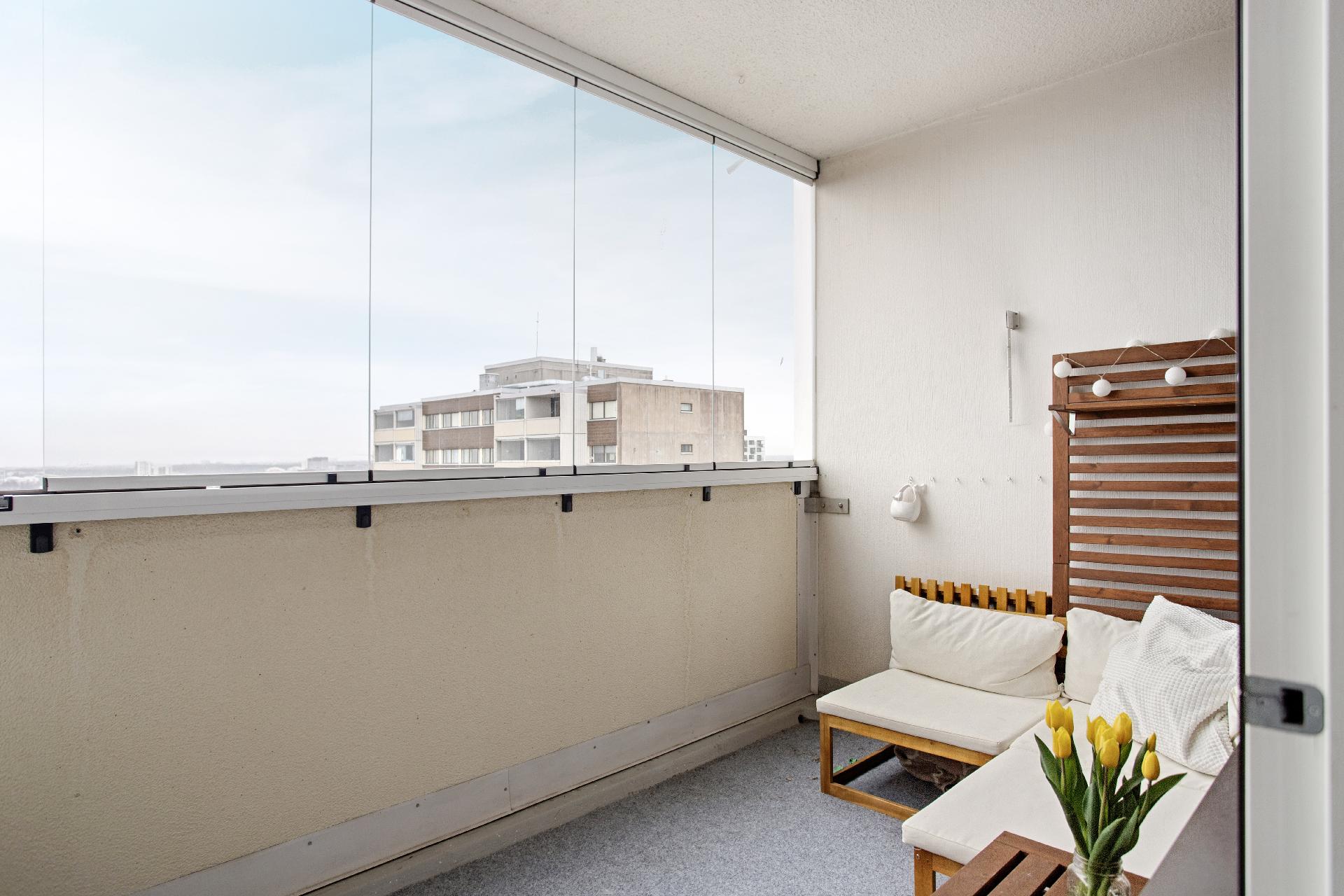 Lasitetulla parvekkeella pääset nauttimaan kesäpäivistä.