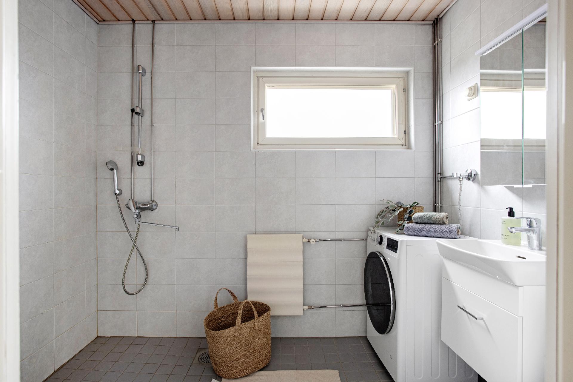 Ikkunallinen kylpyhuone on remontoitu linjasaneerauksen yhetydessä.