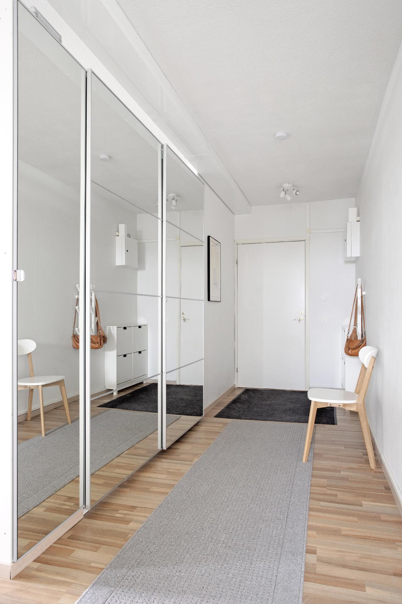 Eteinen on todella tilava ja kaappitilaa runsaasti! Kaapin voi tarvittaessa siirtää myös toiselle seinälle, alla laminaattilattia.