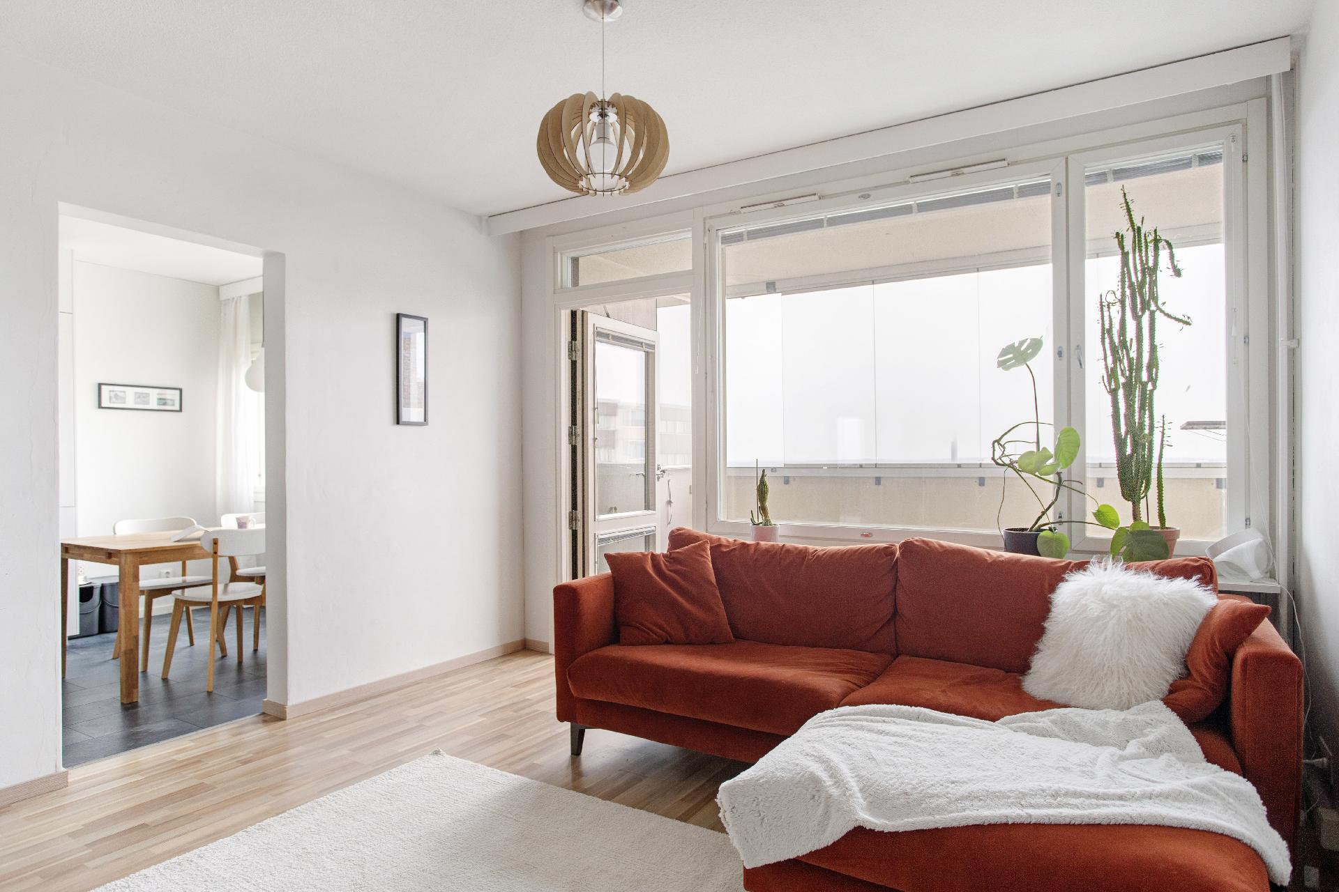 Olohuoneen vieressä tilava keittiö.