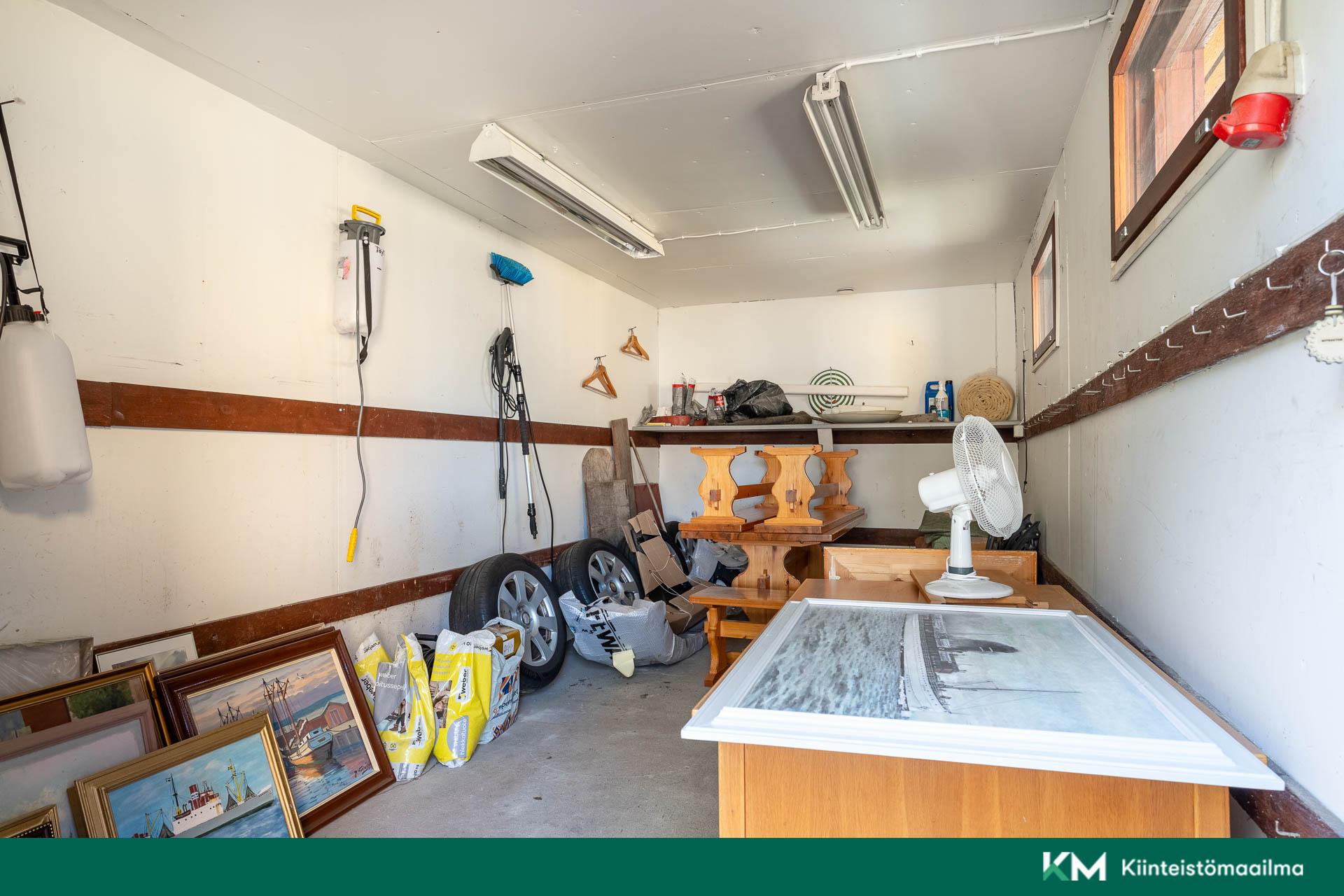 Erillinen autotalli sisältä